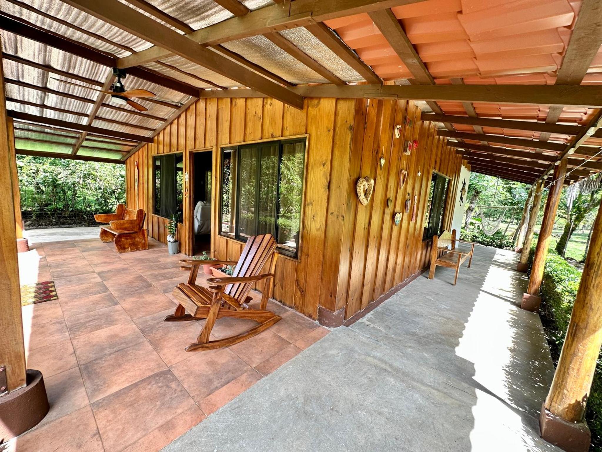 Cabin in Paradise with jacuzzi, free Wifi, and Relaxing sound of the river, Bungalows Tulipanes