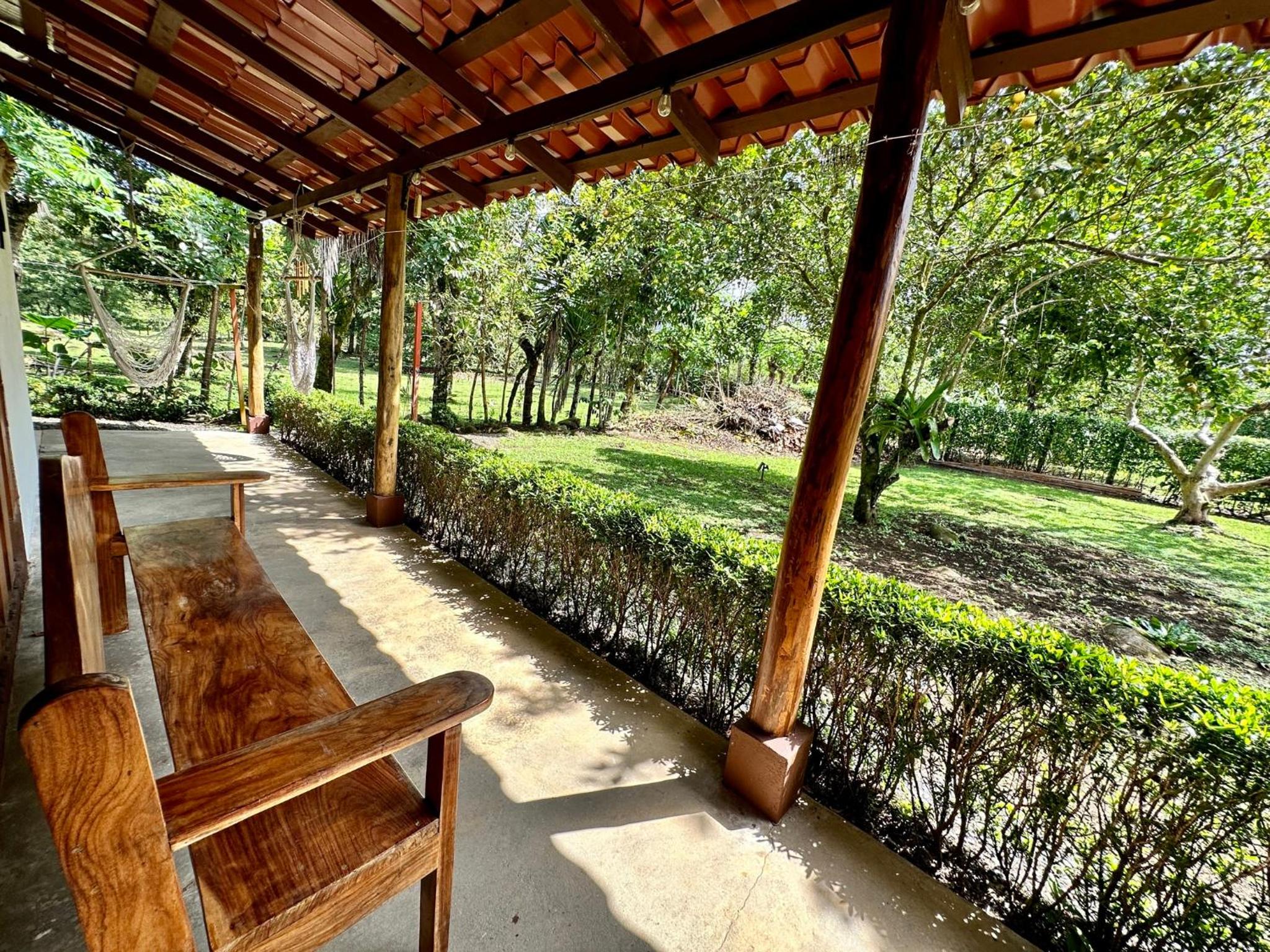 Cabin in Paradise with jacuzzi, free Wifi, and Relaxing sound of the river, Bungalows Tulipanes
