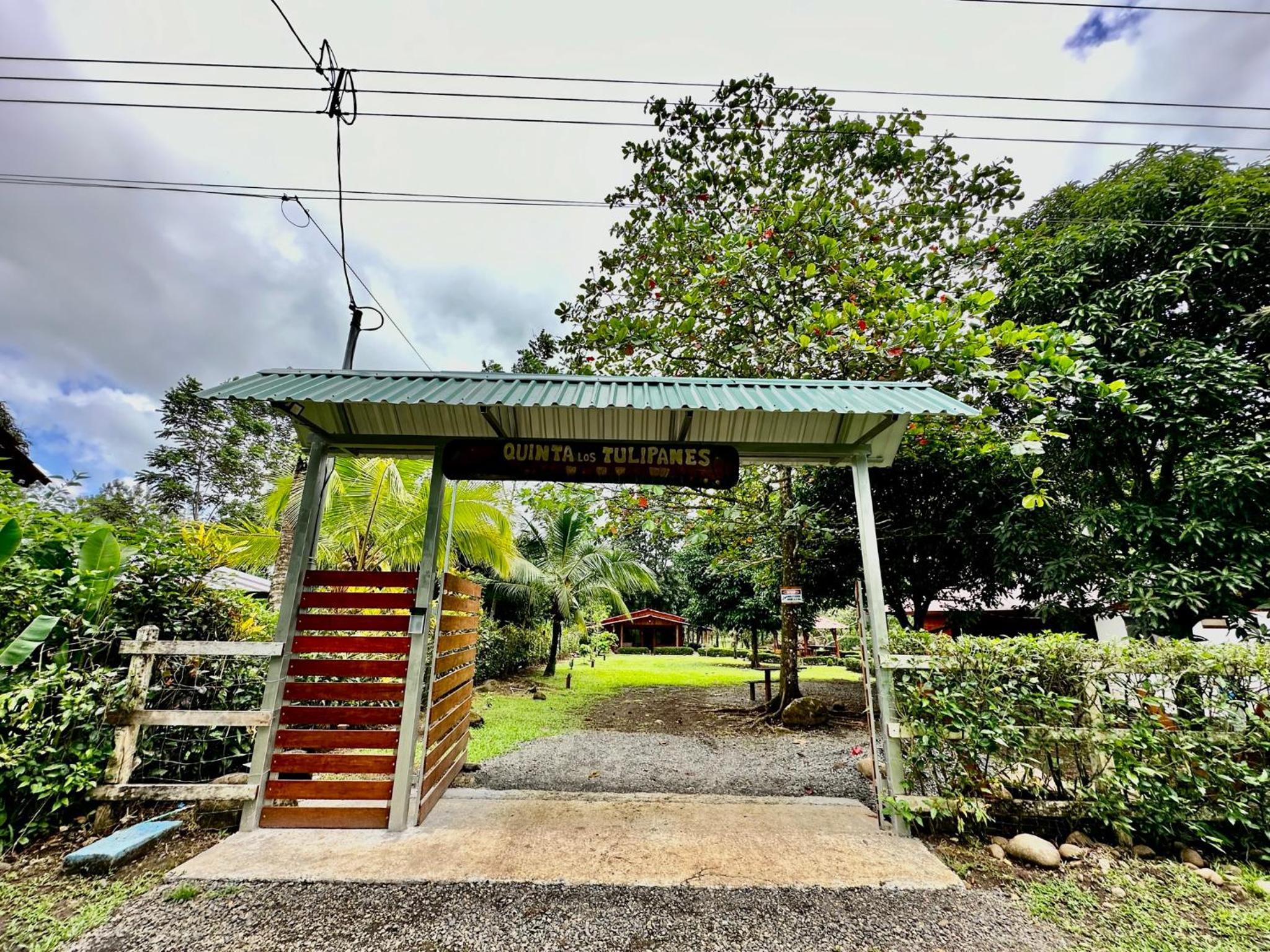Cabin in Paradise with jacuzzi, free Wifi, and Relaxing sound of the river, Bungalows Tulipanes