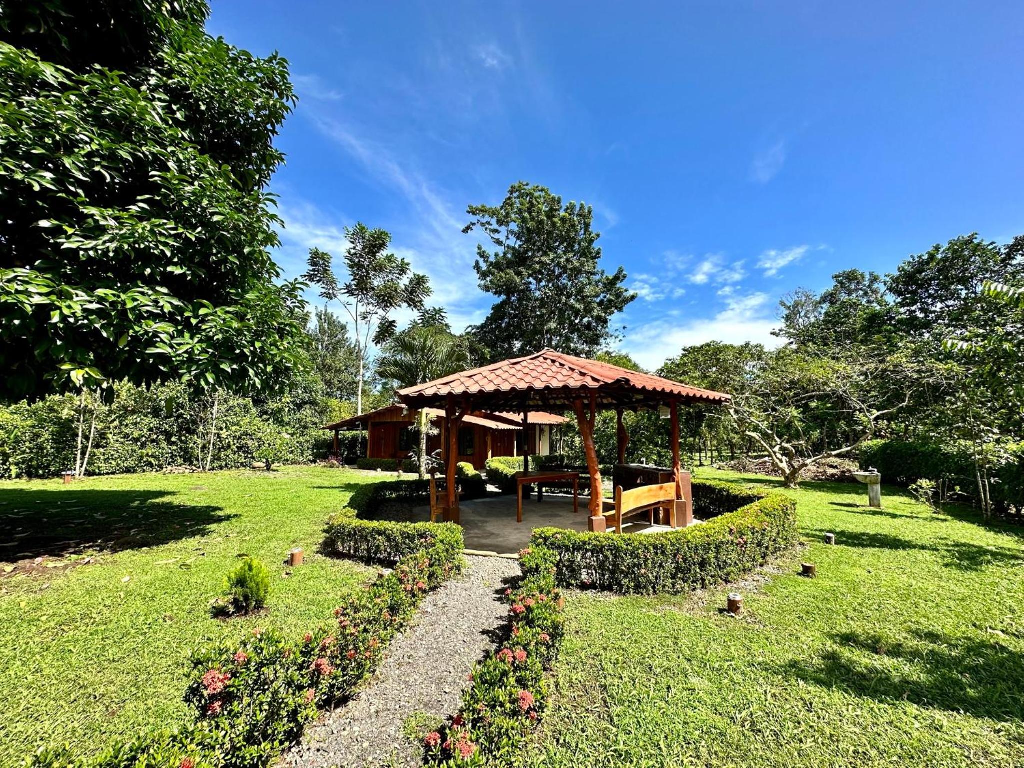 Cabin in Paradise with jacuzzi, free Wifi, and Relaxing sound of the river, Bungalows Tulipanes