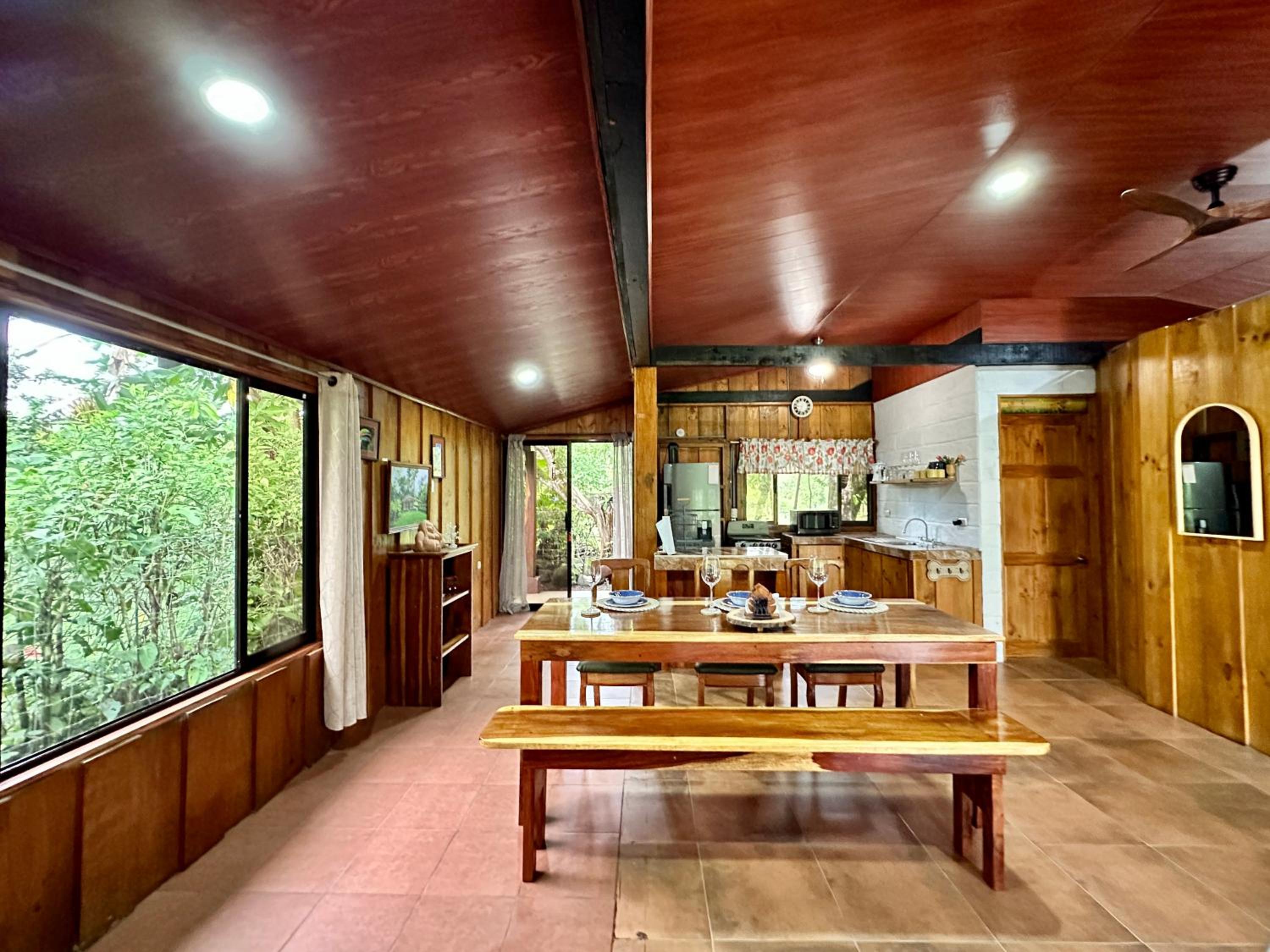 Cabin in Paradise with jacuzzi, free Wifi, and Relaxing sound of the river, Bungalows Tulipanes