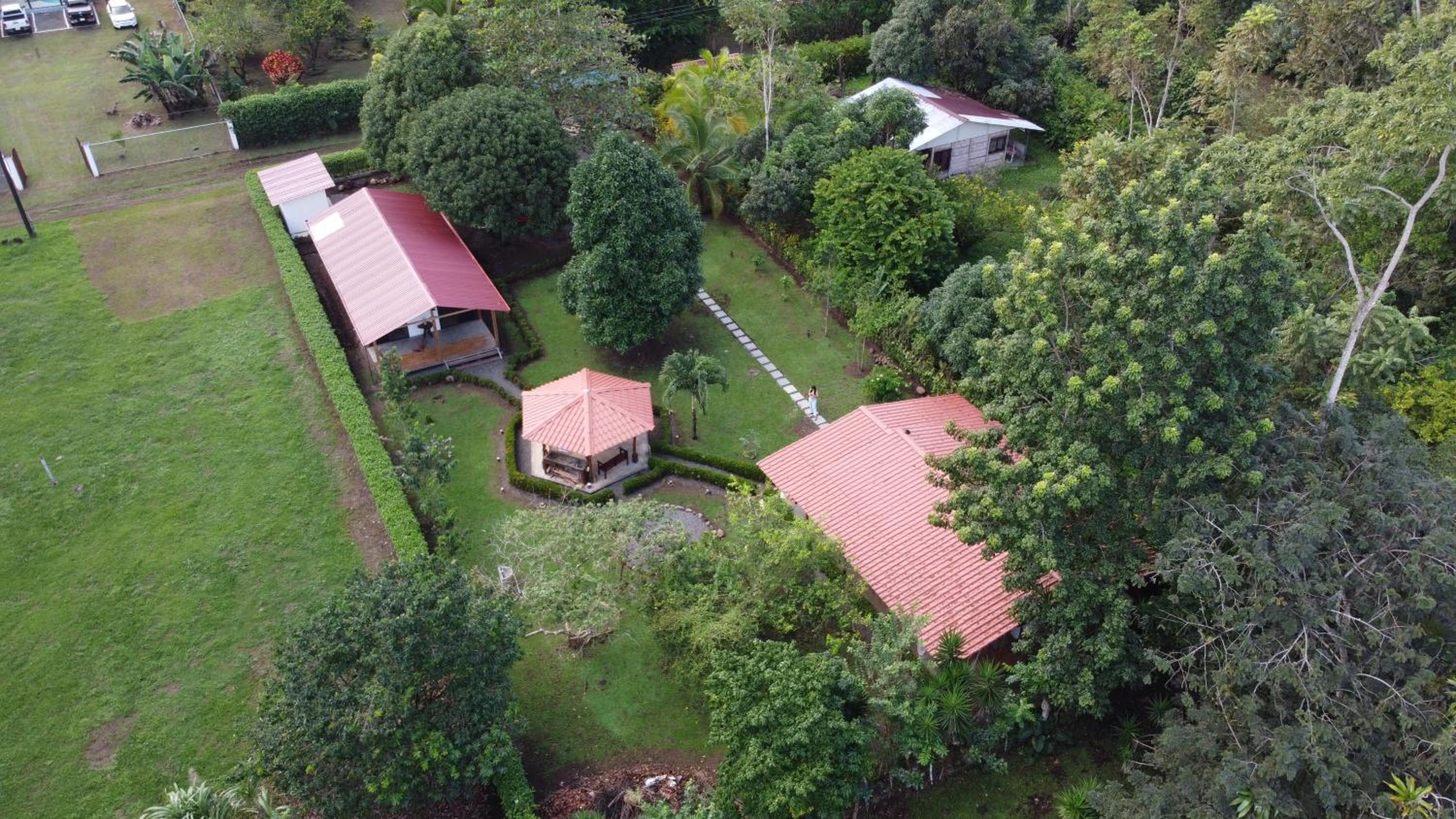 Cabin in Paradise with jacuzzi, free Wifi, and Relaxing sound of the river, Bungalows Tulipanes