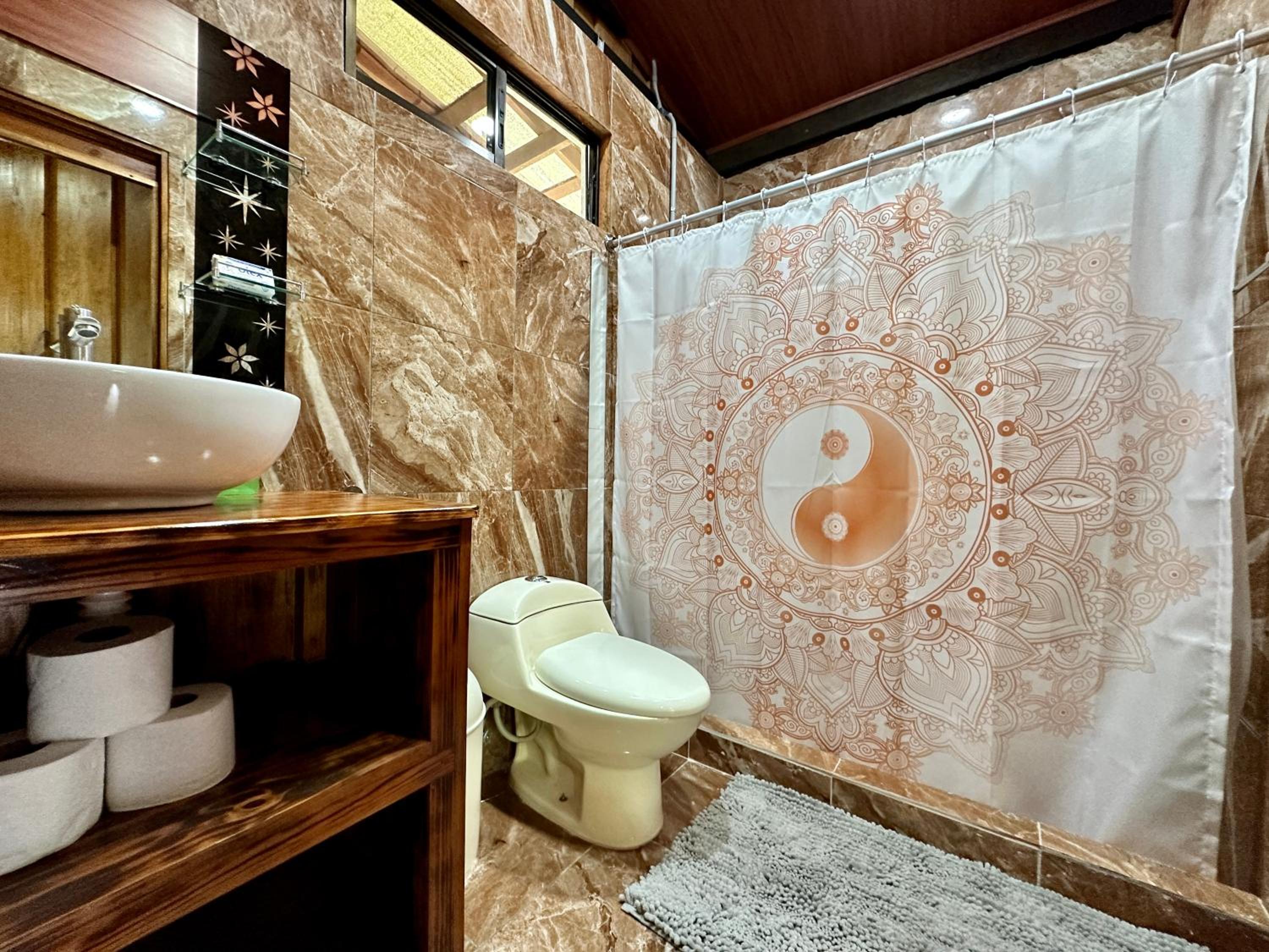 Cabin in Paradise with jacuzzi, free Wifi, and Relaxing sound of the river, Bungalows Tulipanes