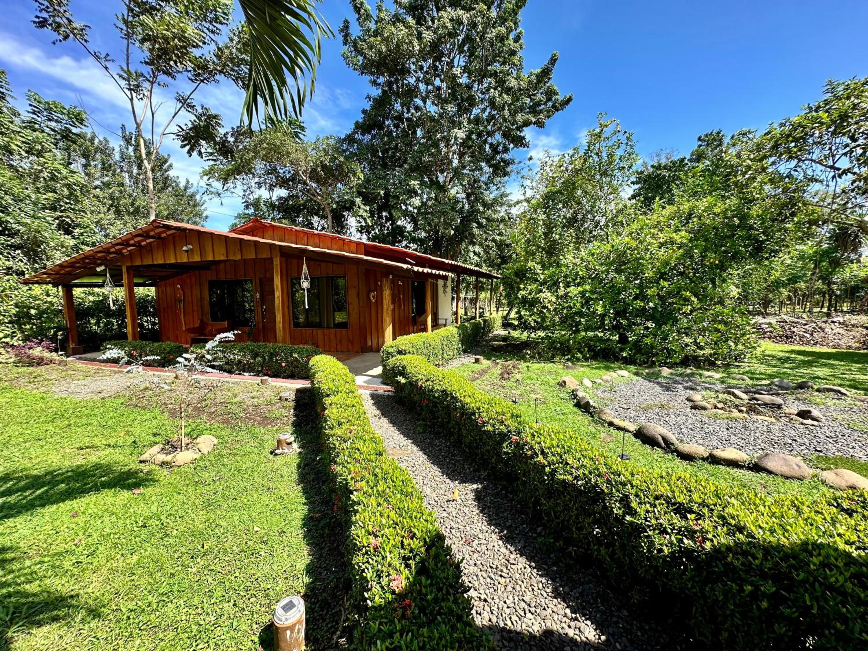 Cabin in Paradise with jacuzzi, free Wifi, and Relaxing sound of the river, Bungalows Tulipanes