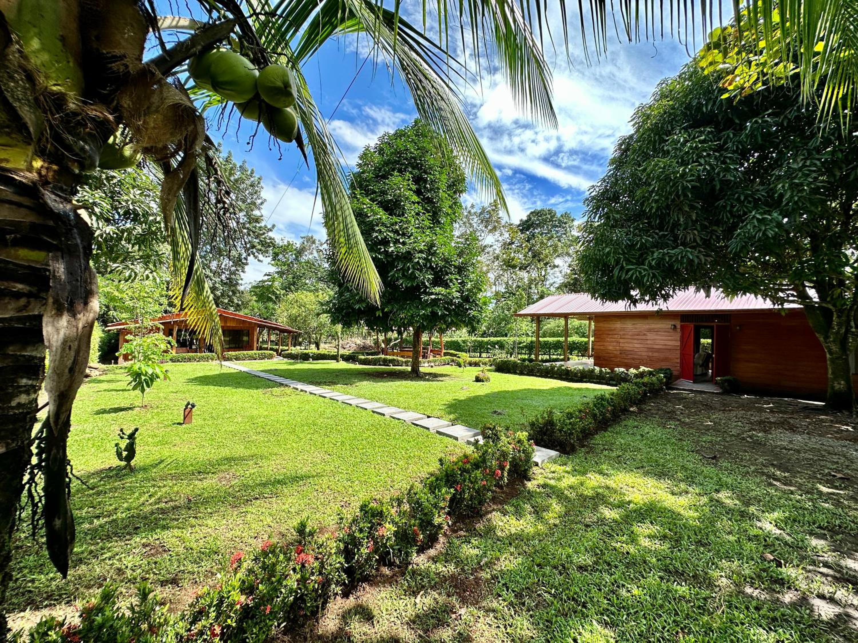 Cabin in Paradise with jacuzzi, free Wifi, and Relaxing sound of the river, Bungalows Tulipanes