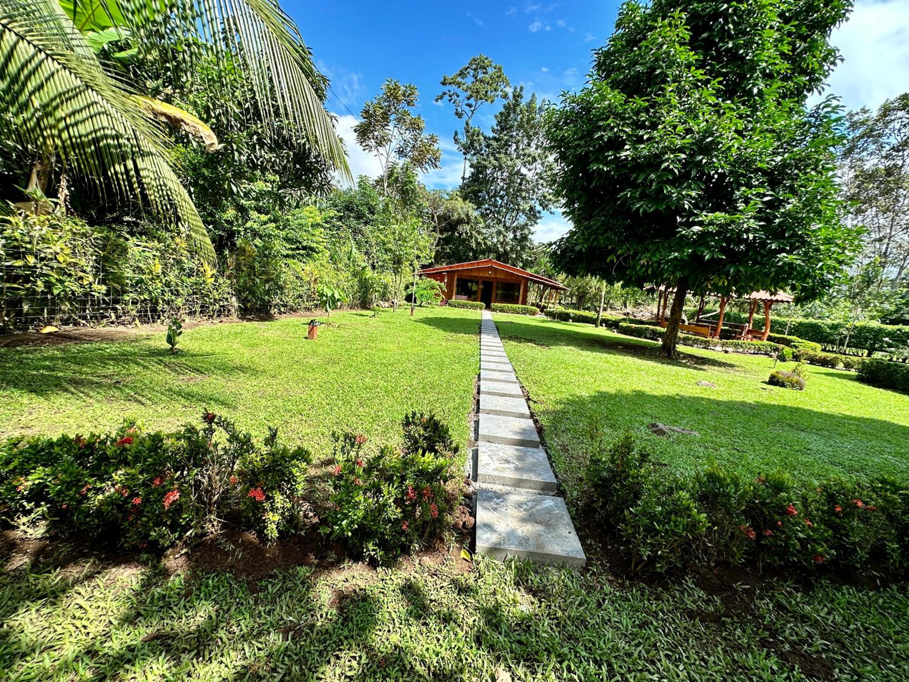 Cabin in Paradise with jacuzzi, free Wifi, and Relaxing sound of the river, Bungalows Tulipanes