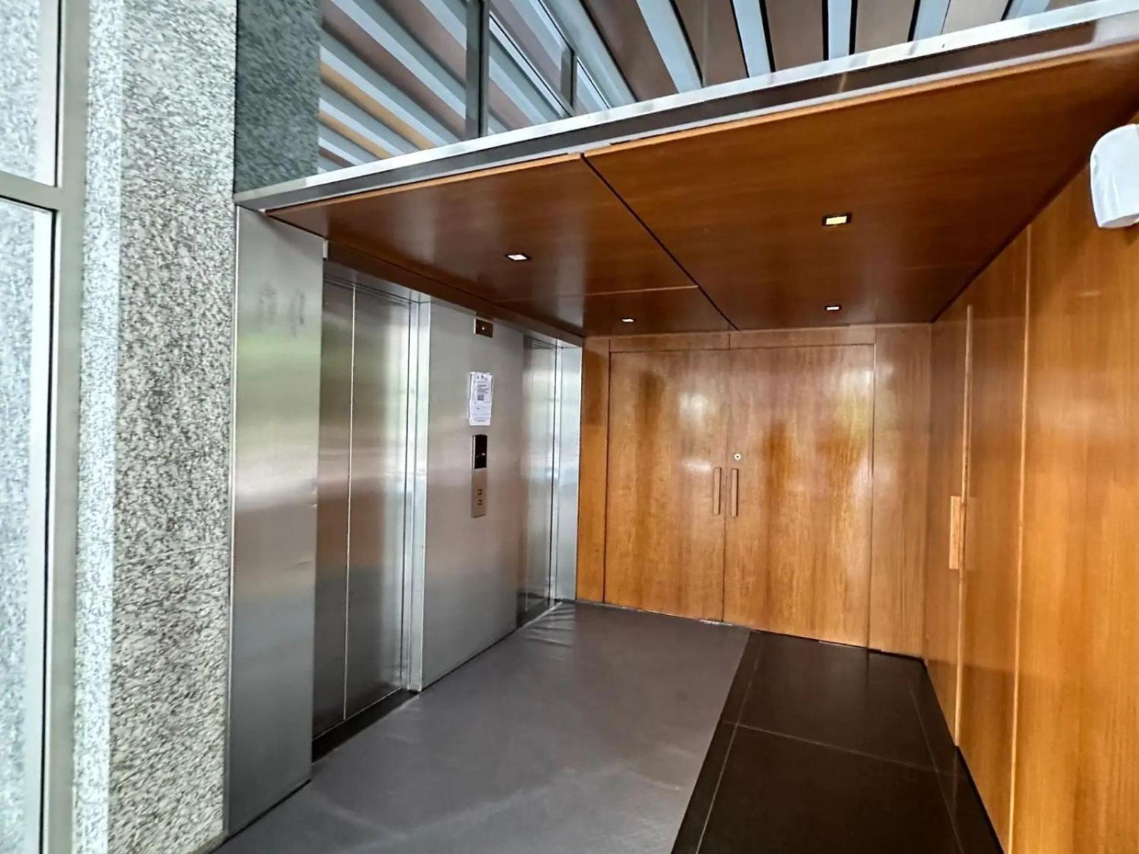 Bright modern apartment with full amenities and parking with 24hs security