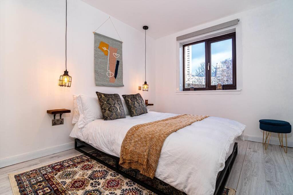 Stylish City Pad with Free Private Parking