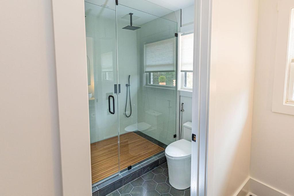 Charlotte Vacations - LINDA HOUSE-STUNNING HOME IN CHARLOTTE - Property Image 1