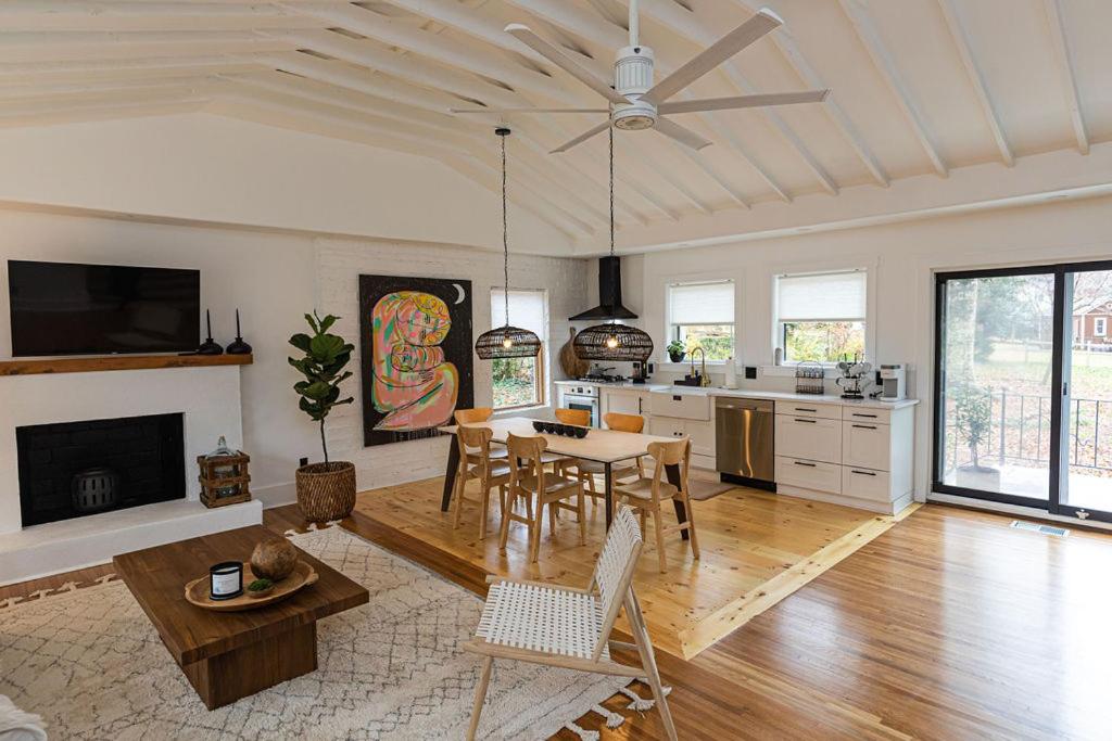 Charlotte Vacations - LINDA HOUSE-STUNNING HOME IN CHARLOTTE - Property Image 3
