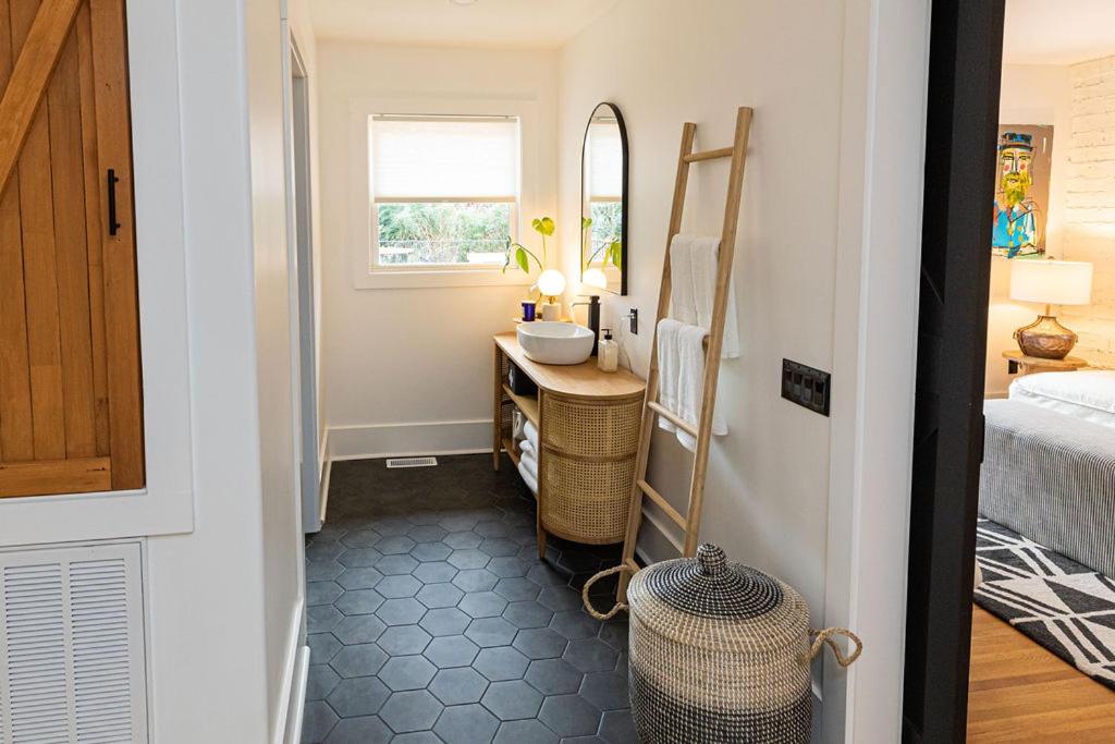 Charlotte Vacations - LINDA HOUSE-STUNNING HOME IN CHARLOTTE - Property Image 12