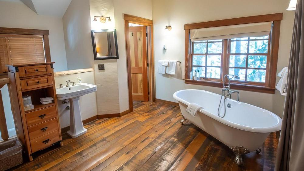 Snow Creek Cabins by Fernie Lodging Co