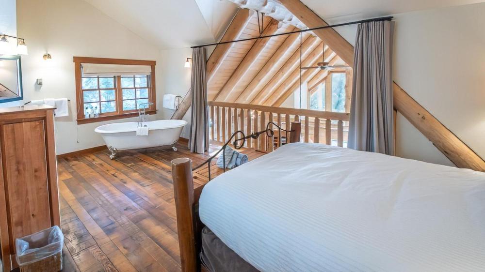 Snow Creek Cabins by Fernie Lodging Co