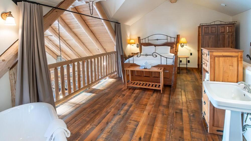 Snow Creek Cabins by Fernie Lodging Co