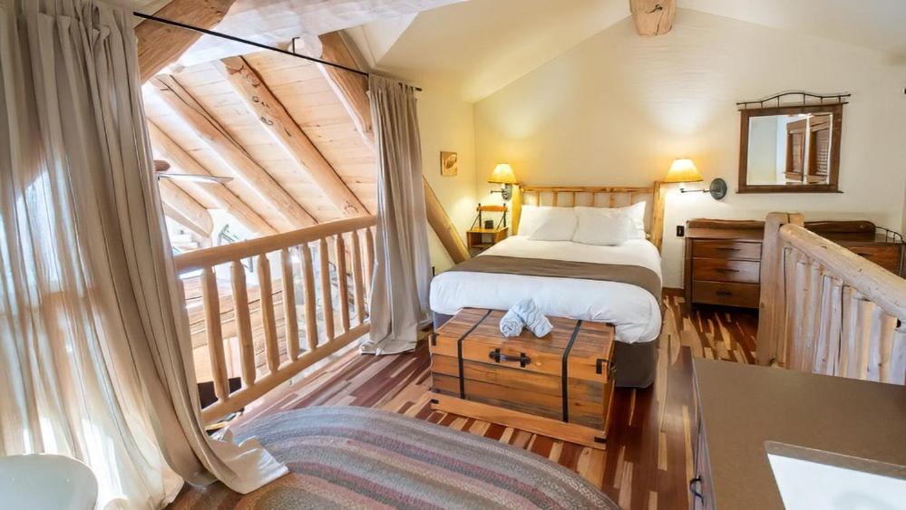 Snow Creek Cabins by Fernie Lodging Co