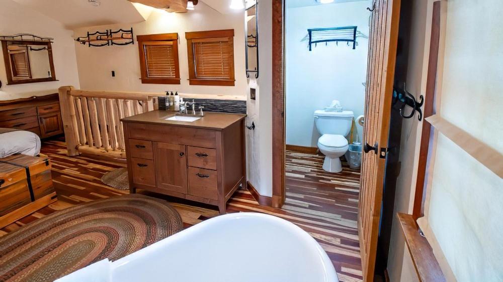 Snow Creek Cabins by Fernie Lodging Co