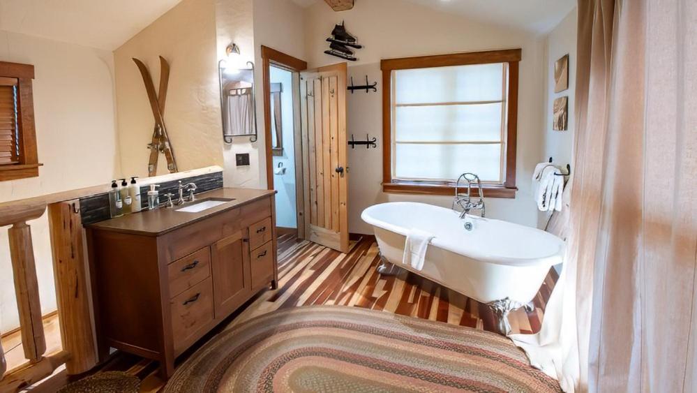 Snow Creek Cabins by Fernie Lodging Co