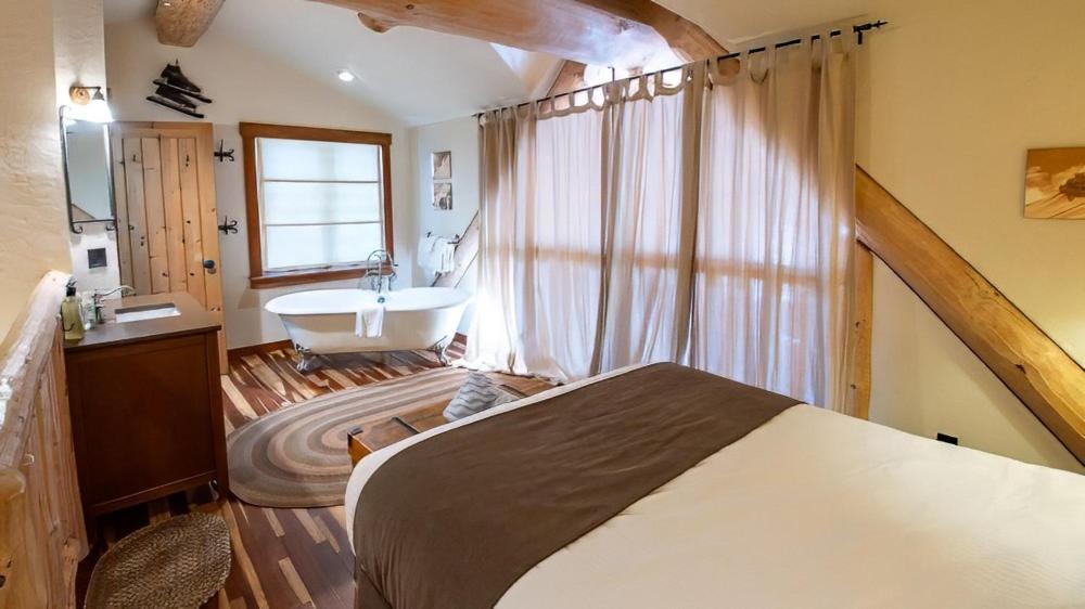Snow Creek Cabins by Fernie Lodging Co