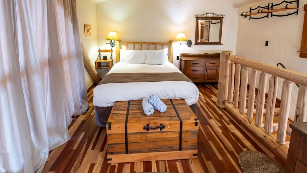 Snow Creek Cabins by Fernie Lodging Co