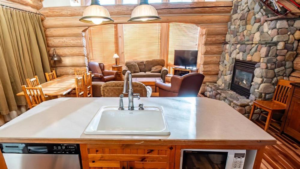 Snow Creek Cabins by Fernie Lodging Co