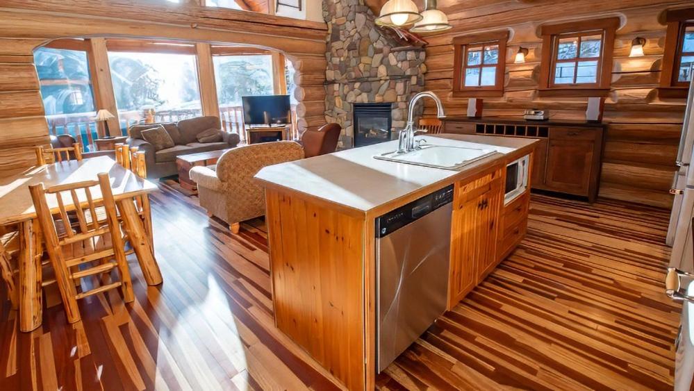 Snow Creek Cabins by Fernie Lodging Co