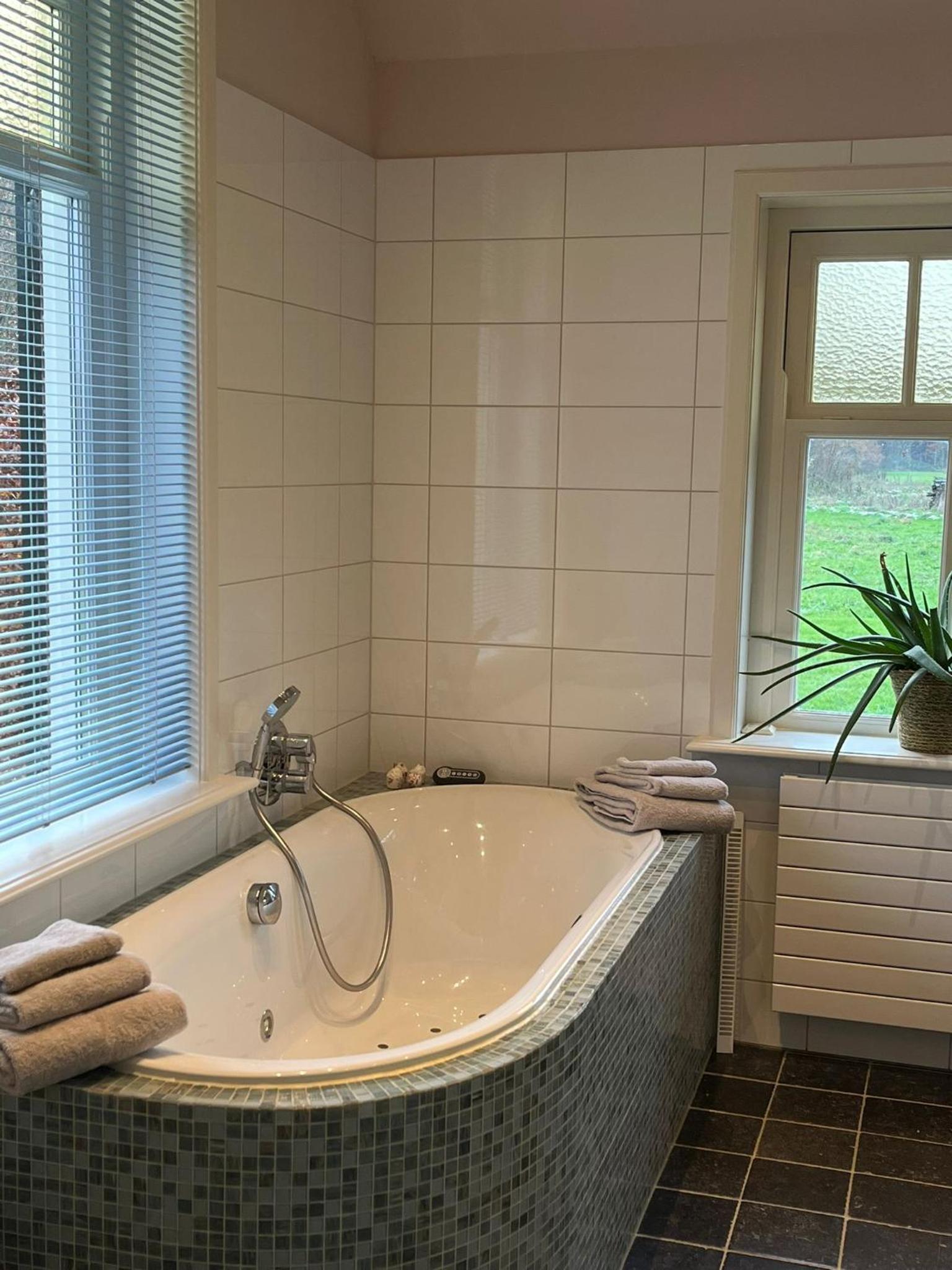 Erve Zonnehoeve B&B en Wijngaard