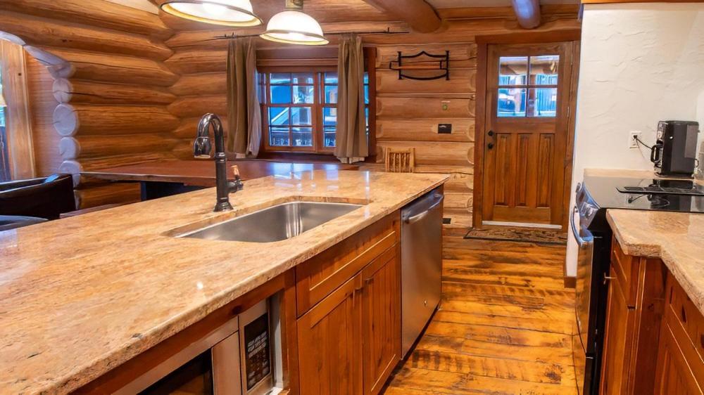 Snow Creek Cabins by Fernie Lodging Co