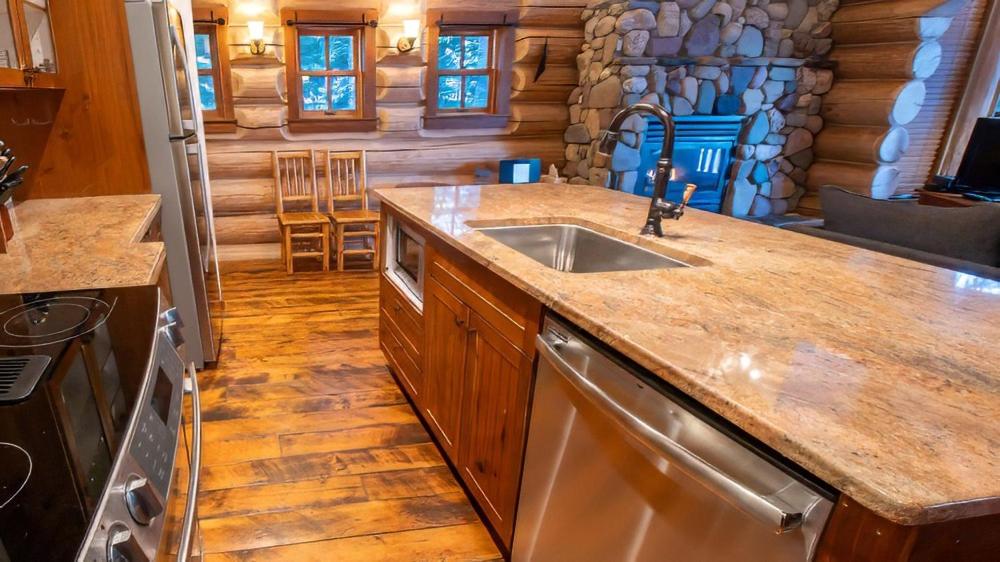 Snow Creek Cabins by Fernie Lodging Co