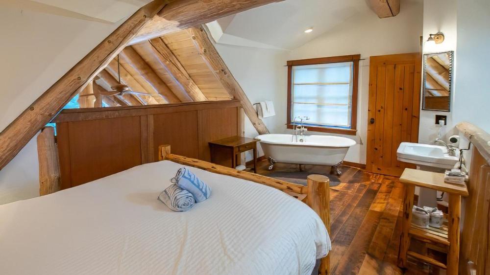 Snow Creek Cabins by Fernie Lodging Co