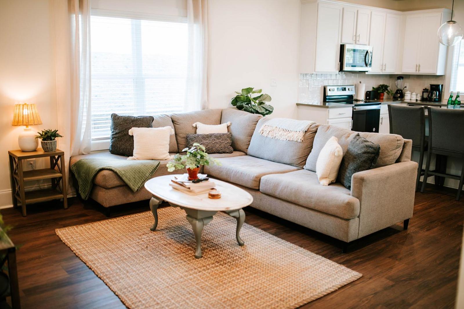 Bright Artist's Cottage-Mins to Downtown, Campus view 4