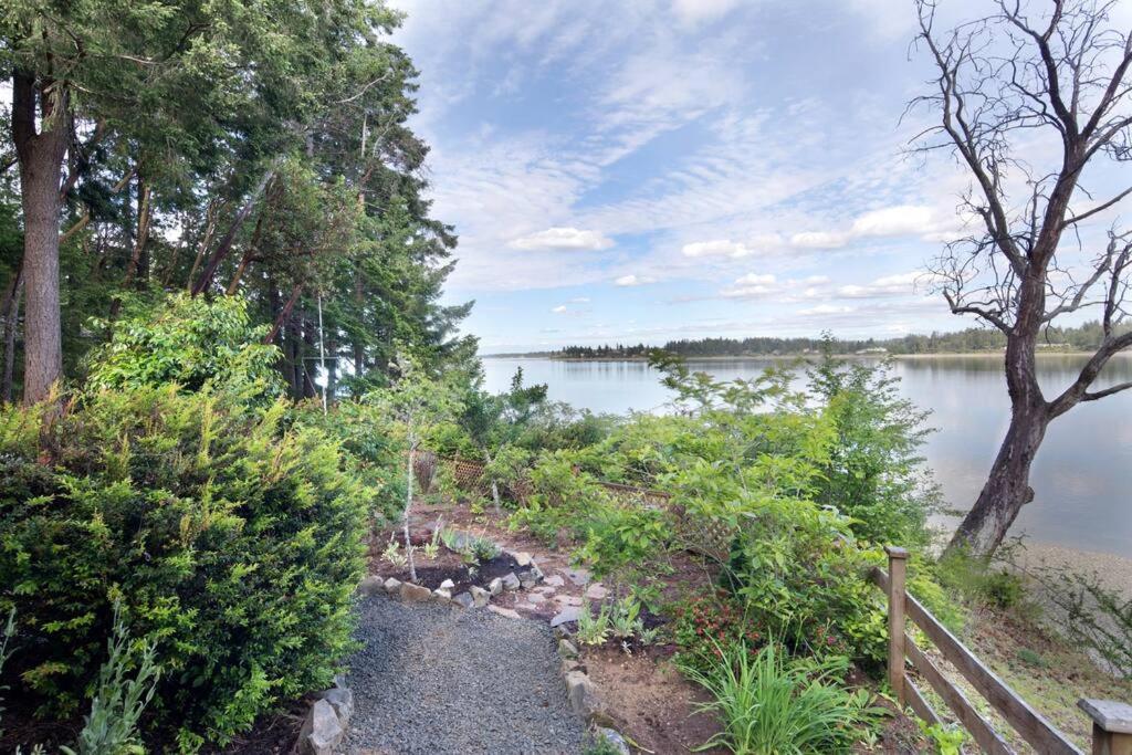 Beautiful Waterfront Retreat view 5