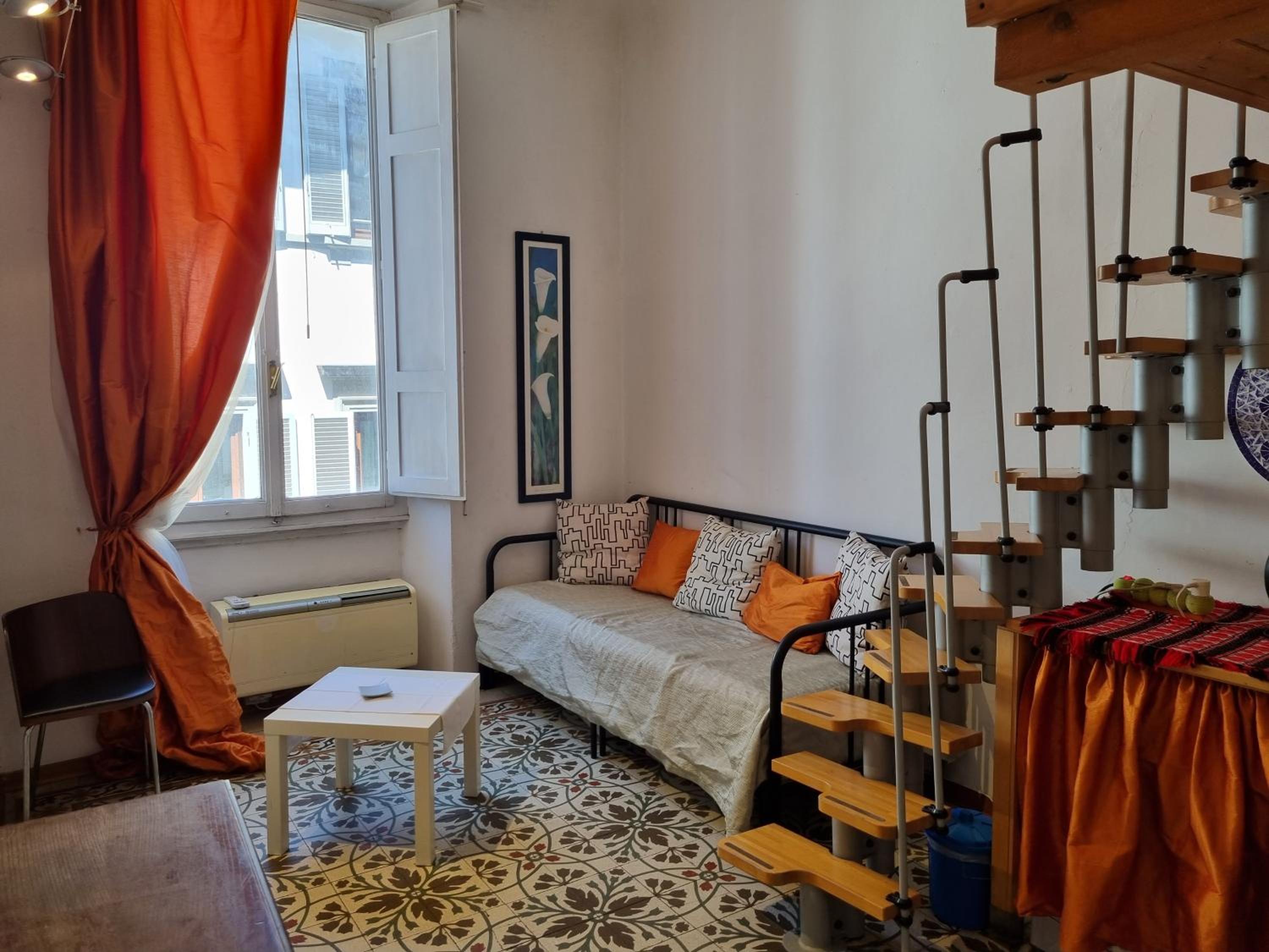 LA SEDE DELL'ARTE Monolocale Studio e Camere in Torre Medievale vicino a Duomo e Piazza Signoria