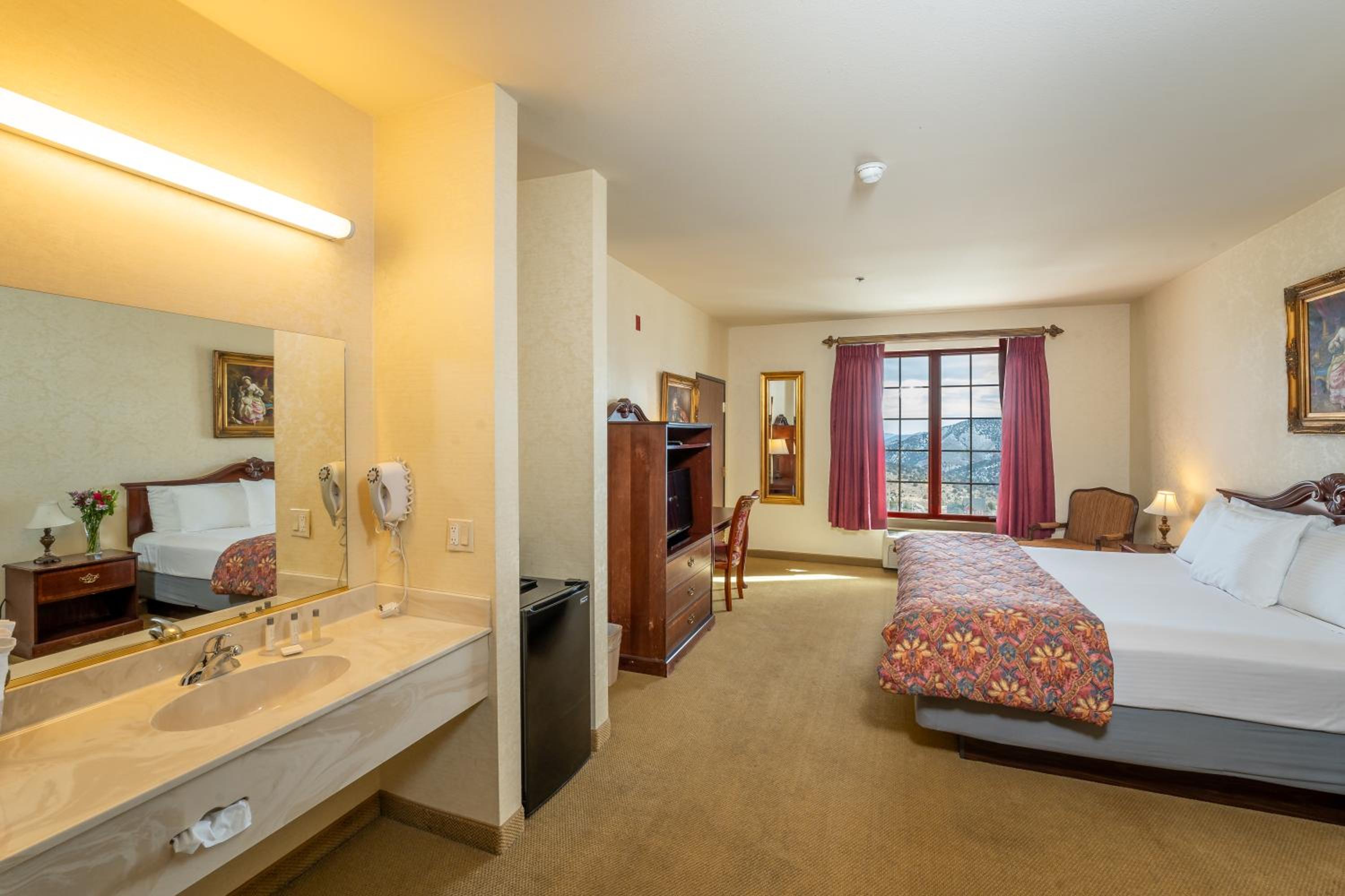 Silverland Inn - Property Image 1