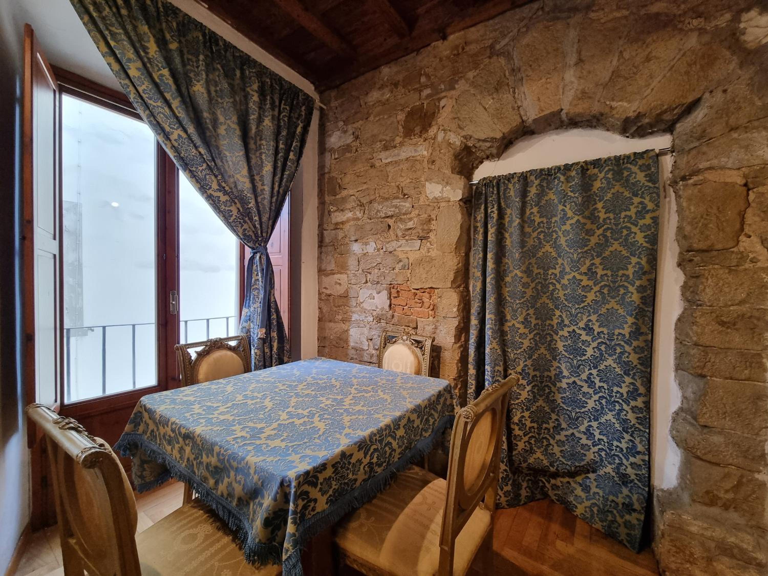 LA SEDE DELL'ARTE Monolocale Studio e Camere in Torre Medievale vicino a Duomo e Piazza Signoria