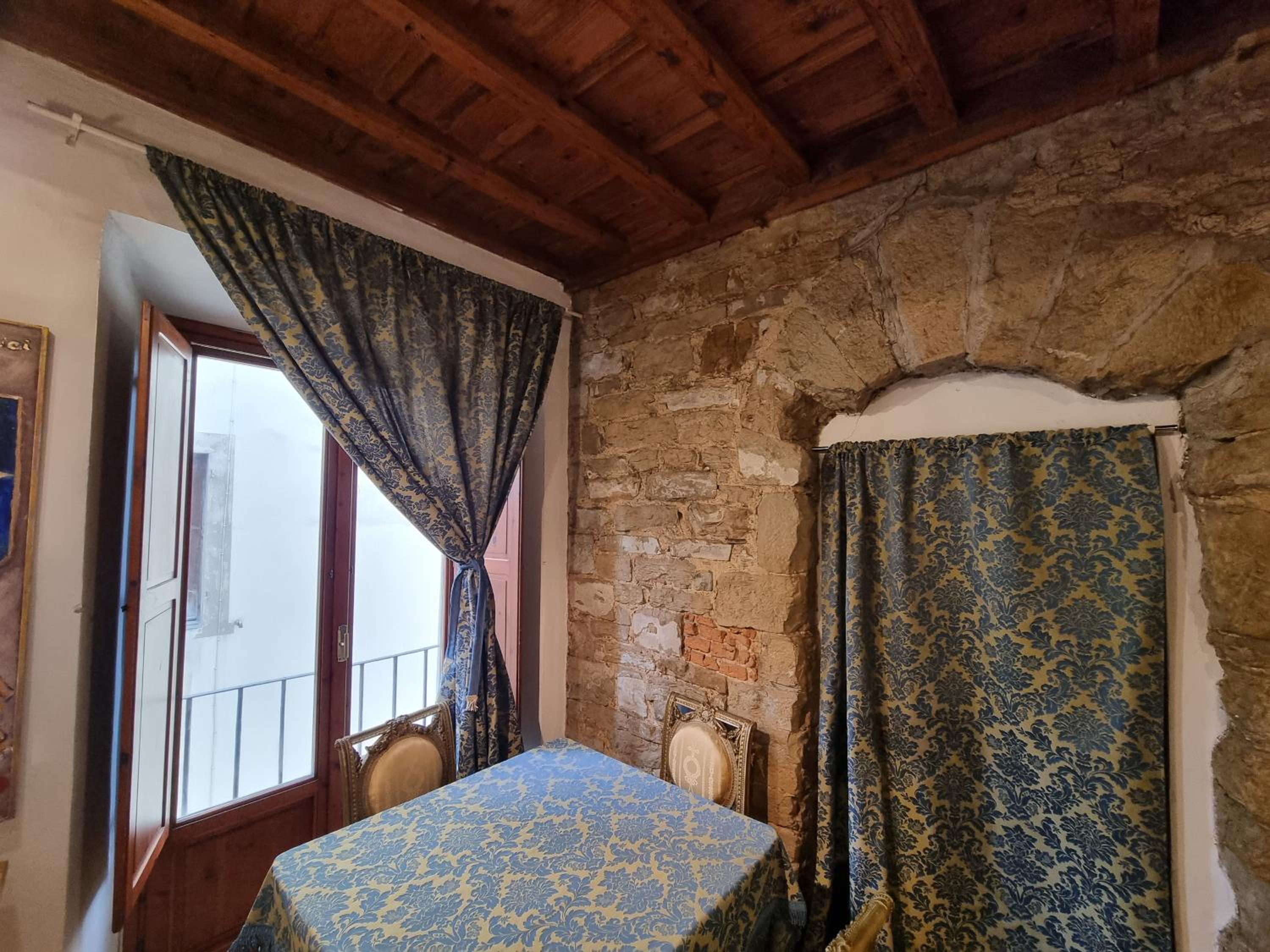 LA SEDE DELL'ARTE Monolocale Studio e Camere in Torre Medievale vicino a Duomo e Piazza Signoria