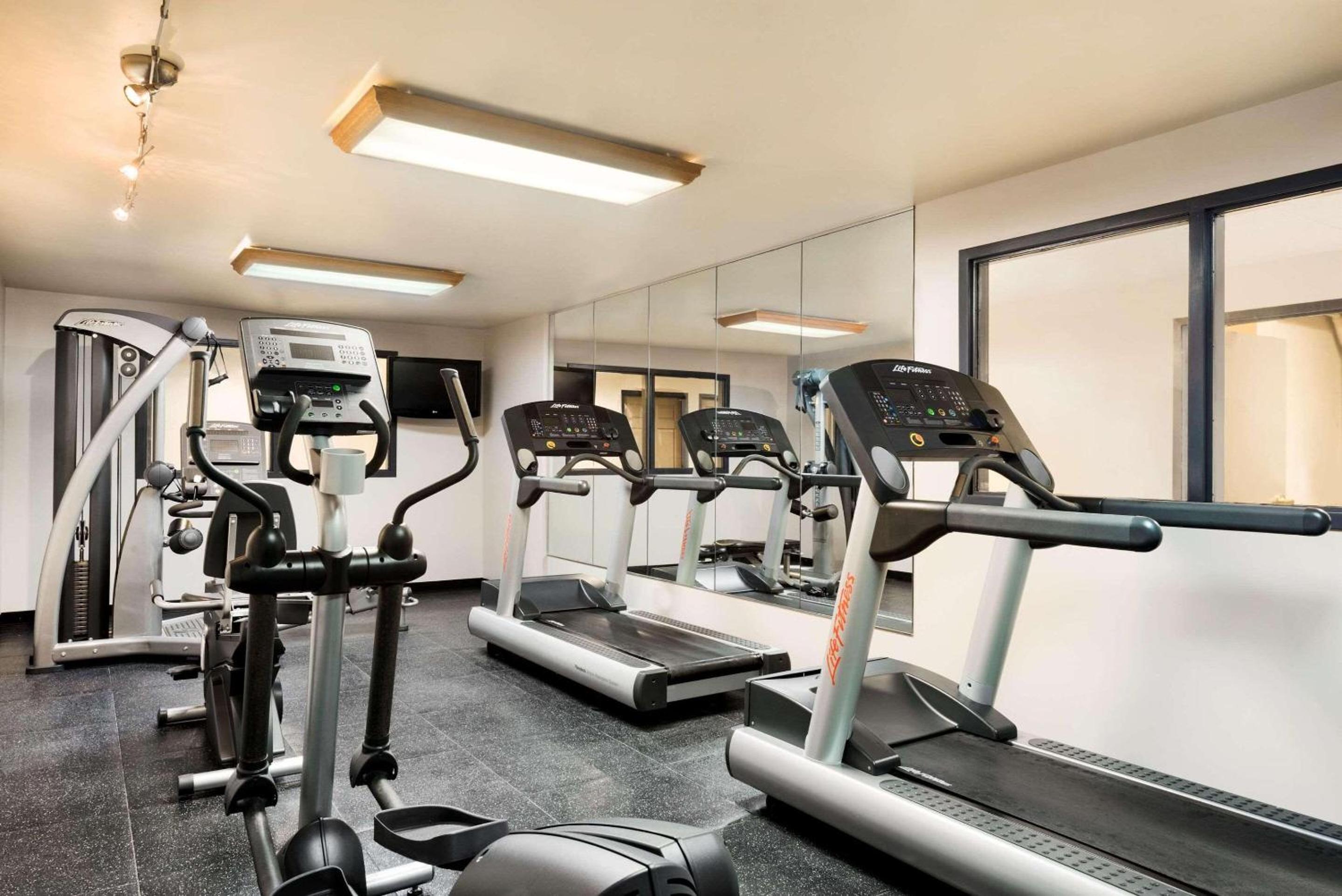 Plymouth Vacations - Country Inn Suites by Radisson, Minneapolis West, MN - Property Image 10