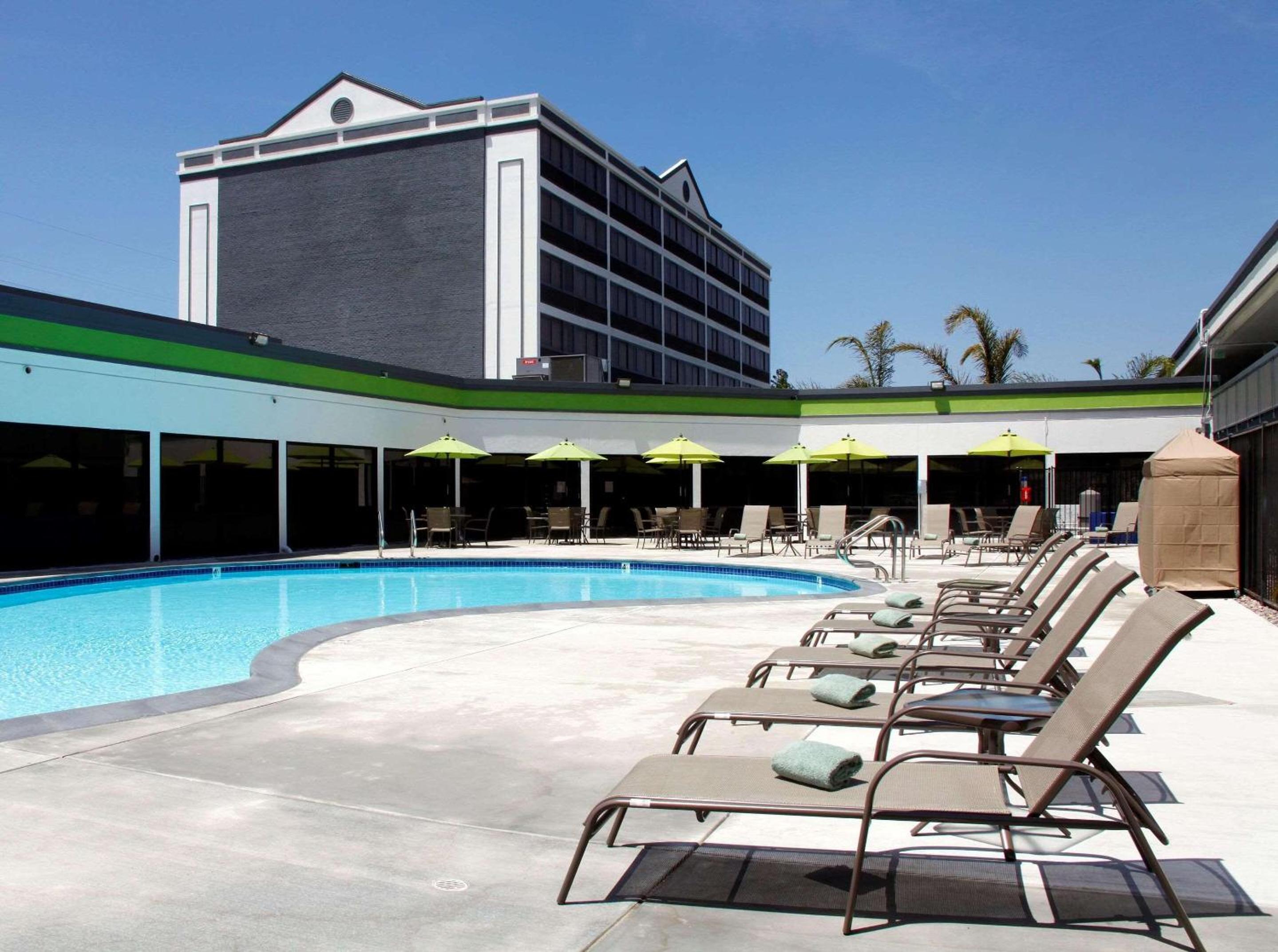 Newark Vacations - Radisson Hotel Oakland Airport - Property Image 1