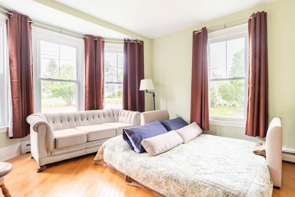Cozy Studio in Downtown Freeport view 2