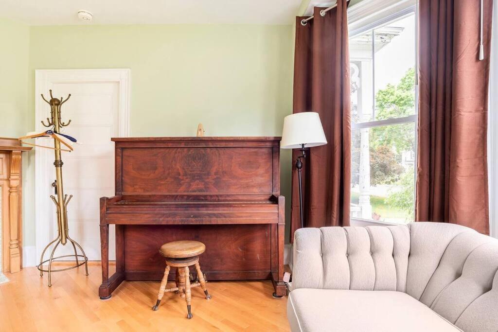 Cozy Studio in Downtown Freeport view 3