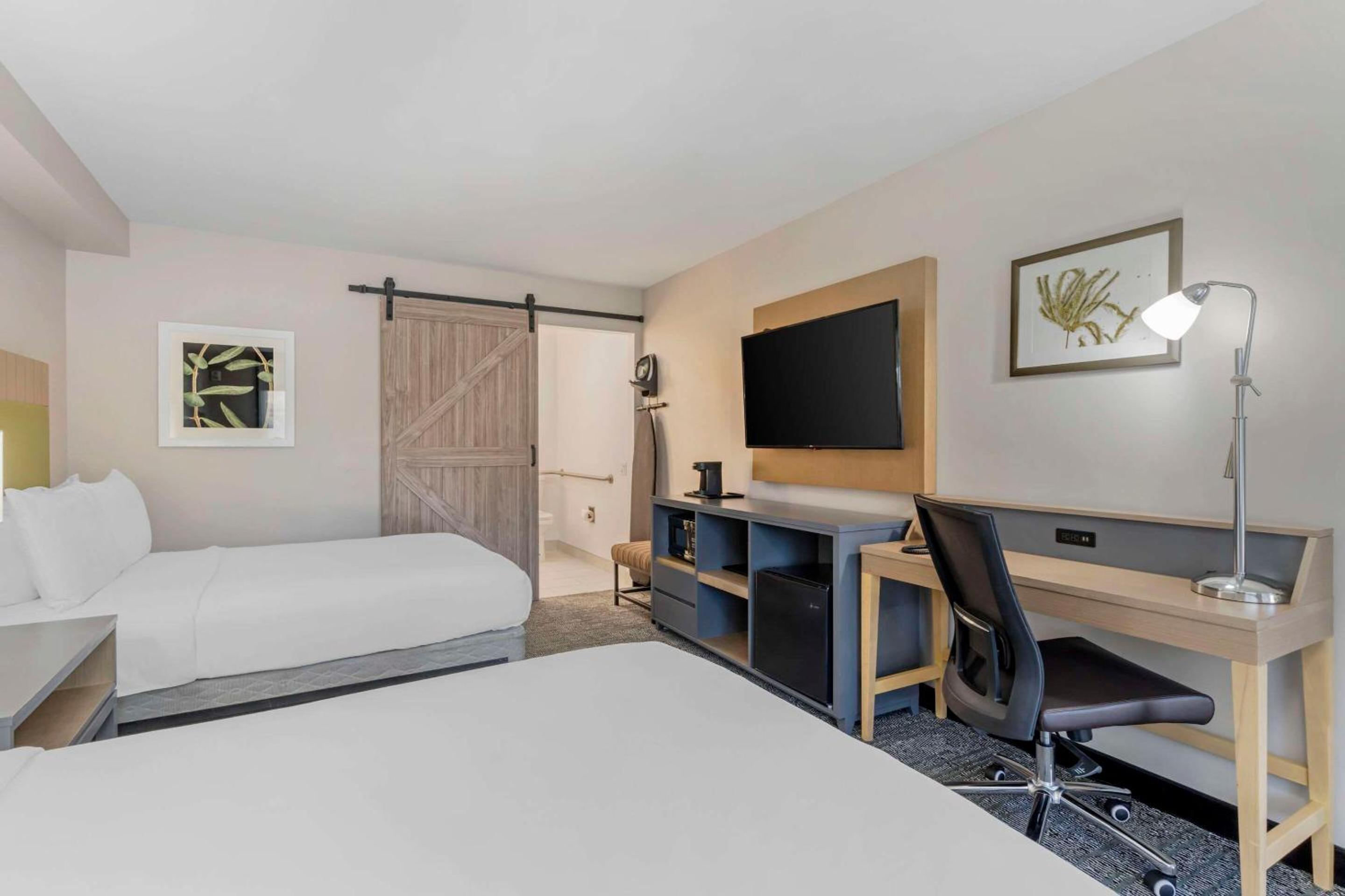 Vallejo Vacations - Country Inn Suites by Radisson, Vallejo Napa Valley, CA - Property Image 38