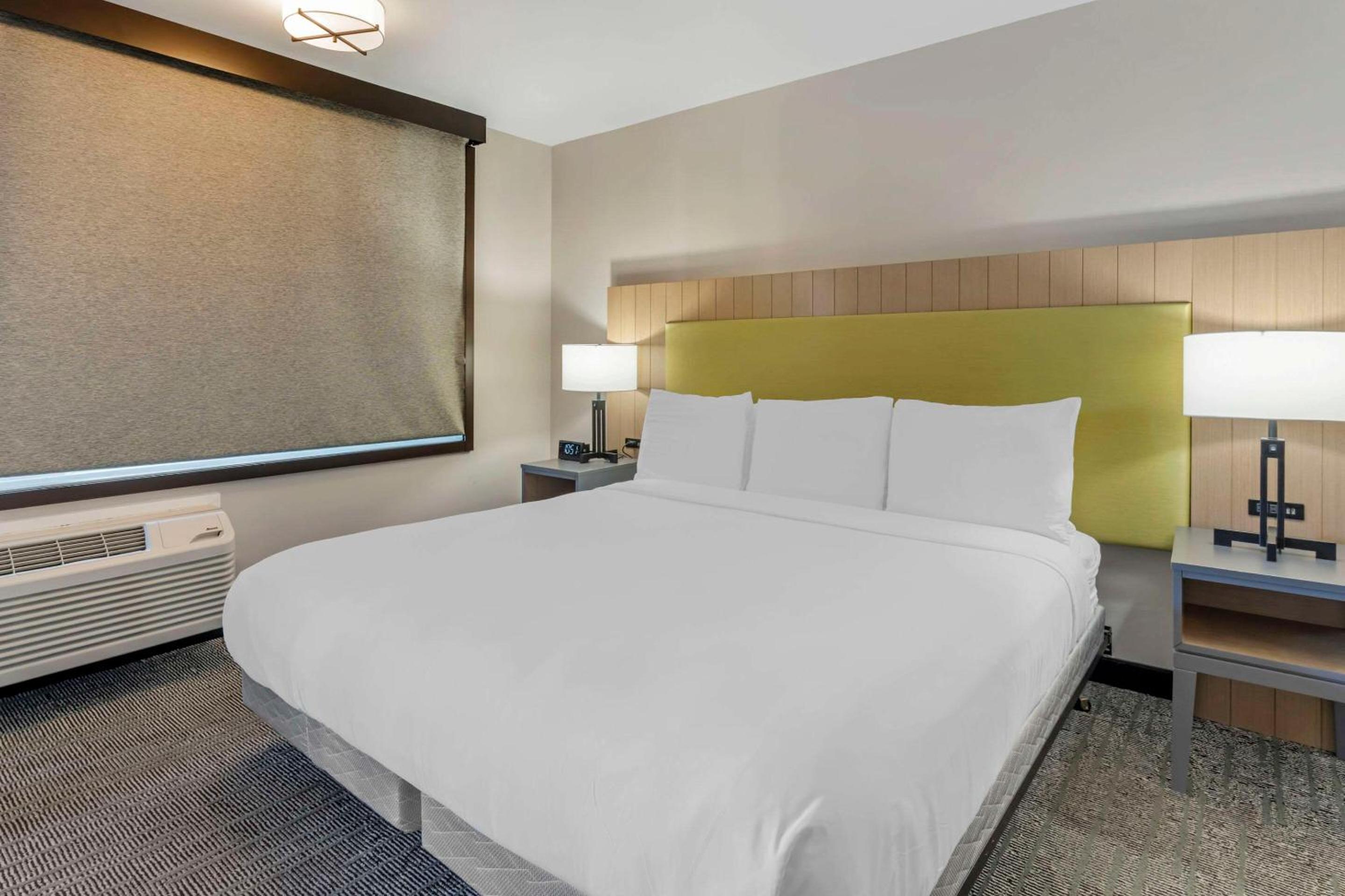 Vallejo Vacations - Country Inn Suites by Radisson, Vallejo Napa Valley, CA - Property Image 40