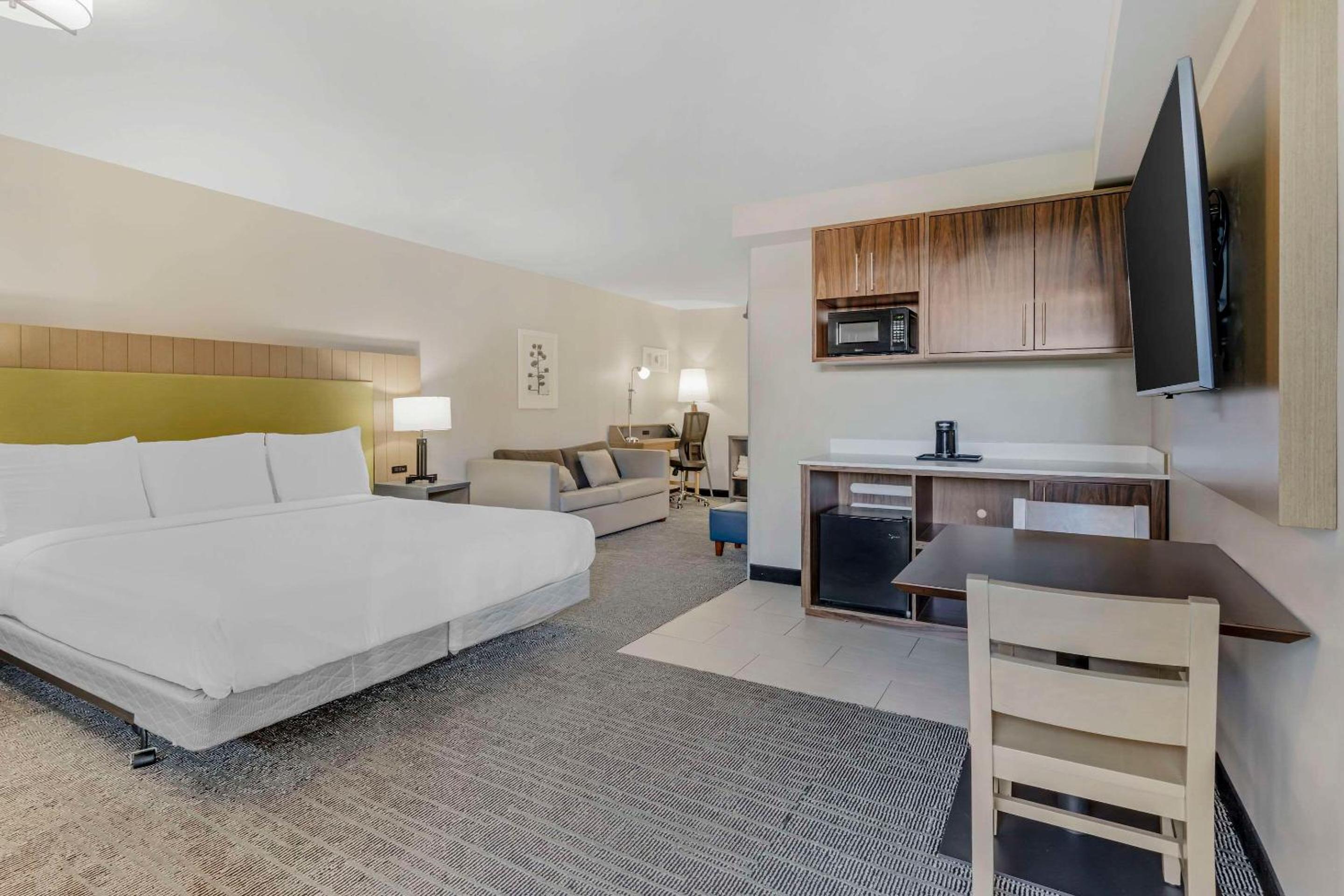 Vallejo Vacations - Country Inn Suites by Radisson, Vallejo Napa Valley, CA - Property Image 41