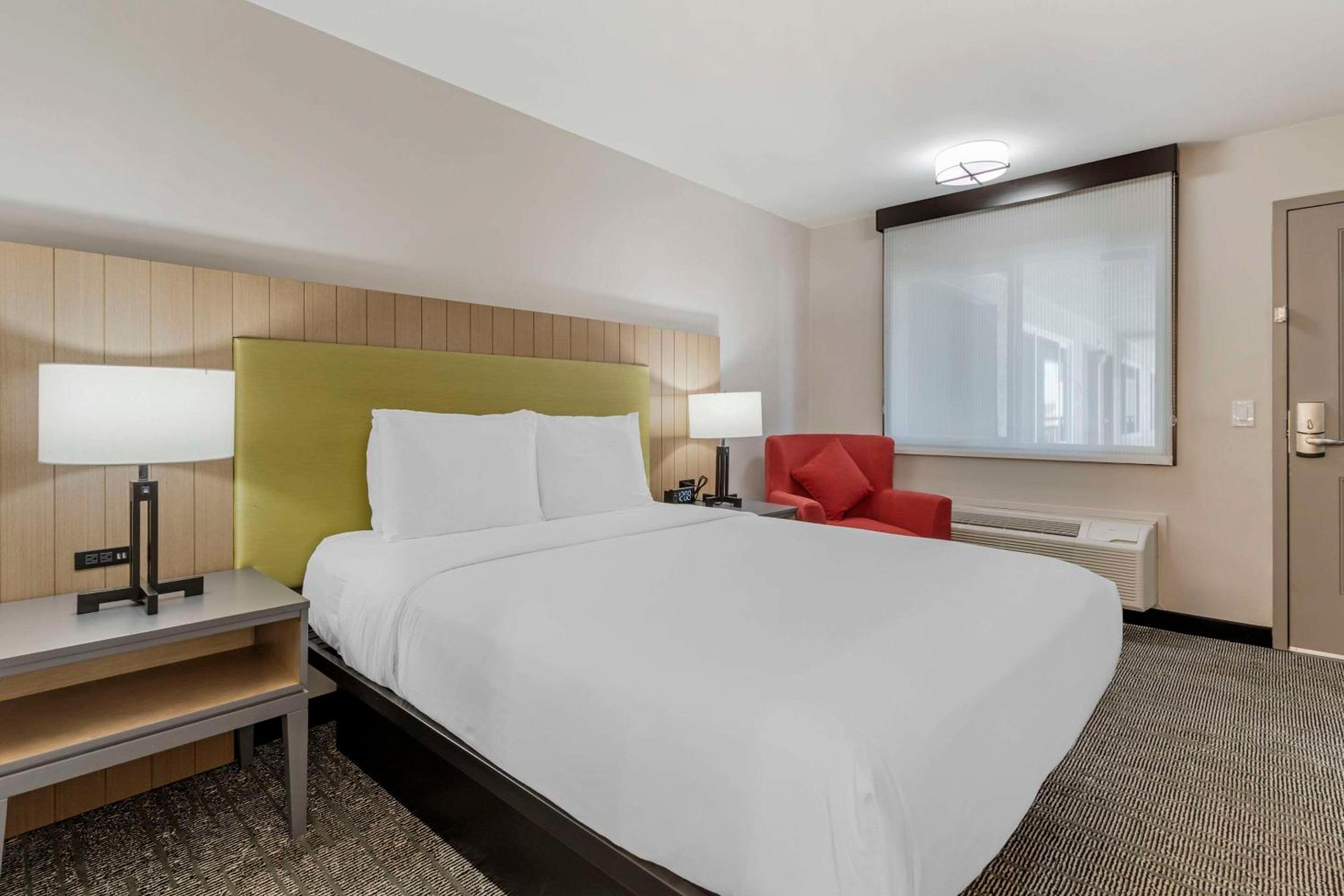 Vallejo Vacations - Country Inn Suites by Radisson, Vallejo Napa Valley, CA - Property Image 45