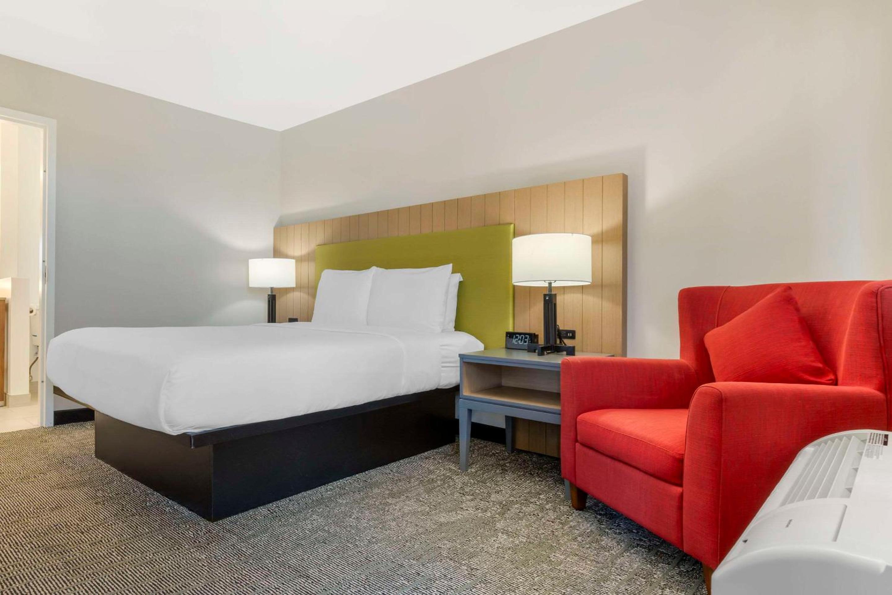 Vallejo Vacations - Country Inn Suites by Radisson, Vallejo Napa Valley, CA - Property Image 46