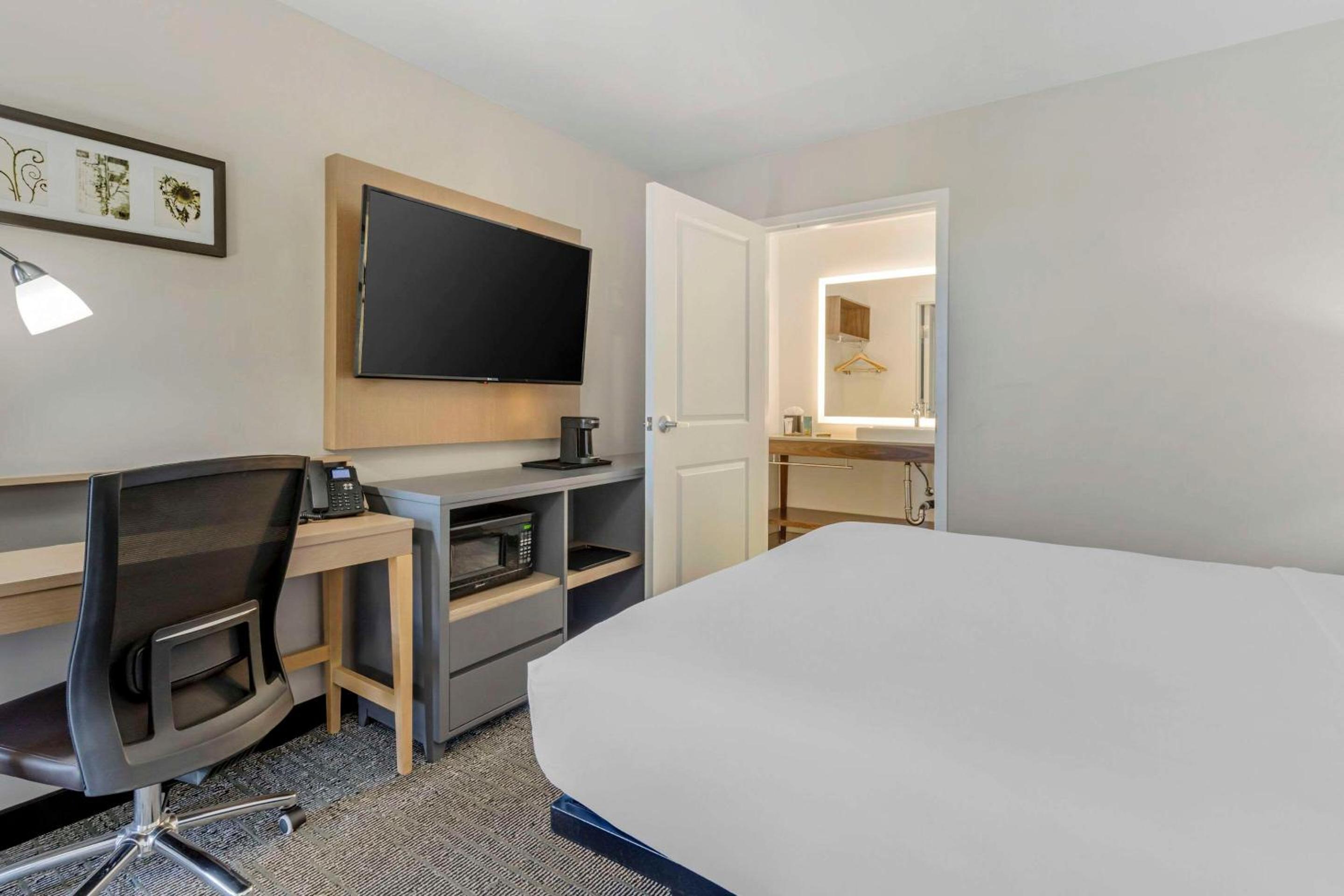Vallejo Vacations - Country Inn Suites by Radisson, Vallejo Napa Valley, CA - Property Image 47