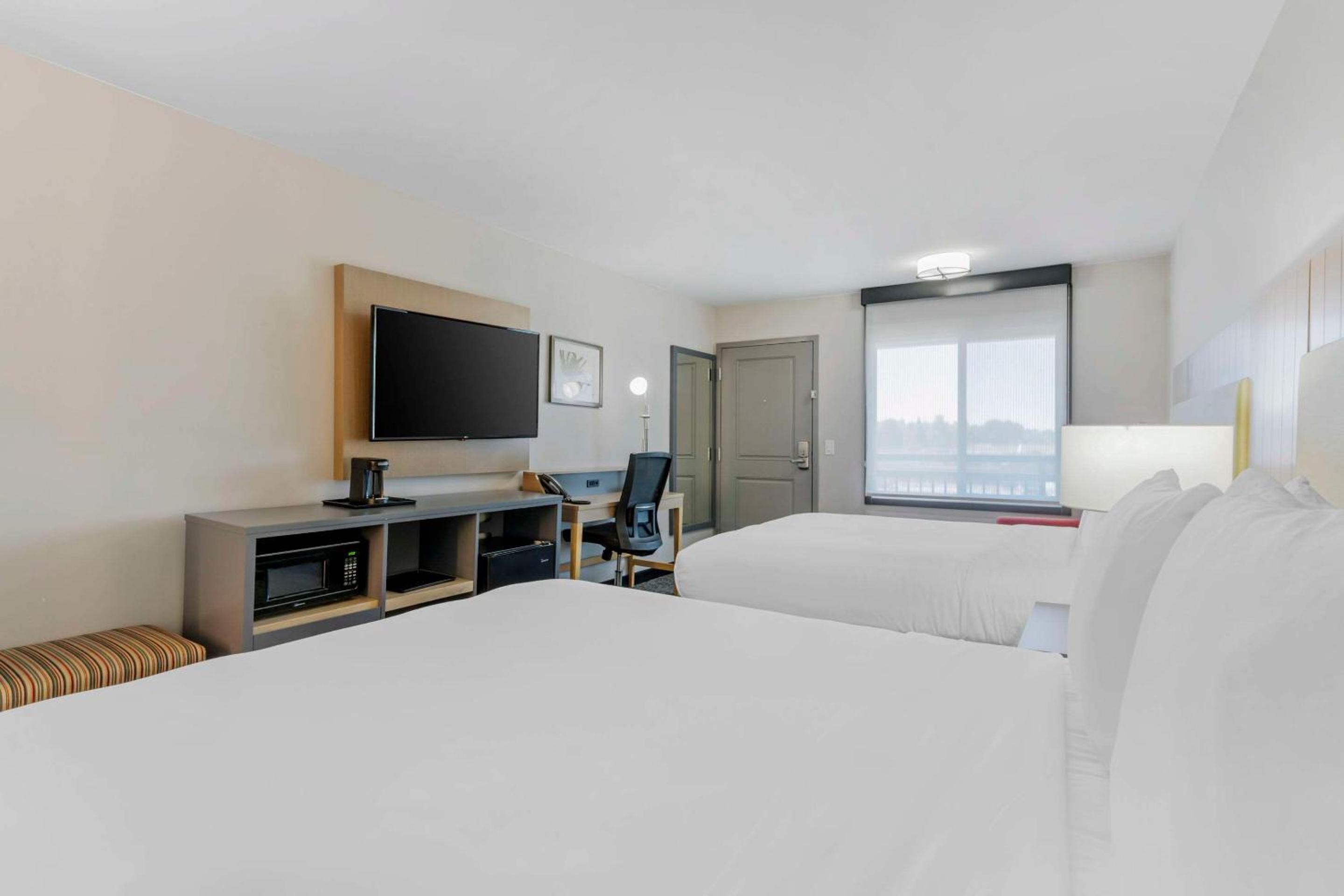 Vallejo Vacations - Country Inn Suites by Radisson, Vallejo Napa Valley, CA - Property Image 52