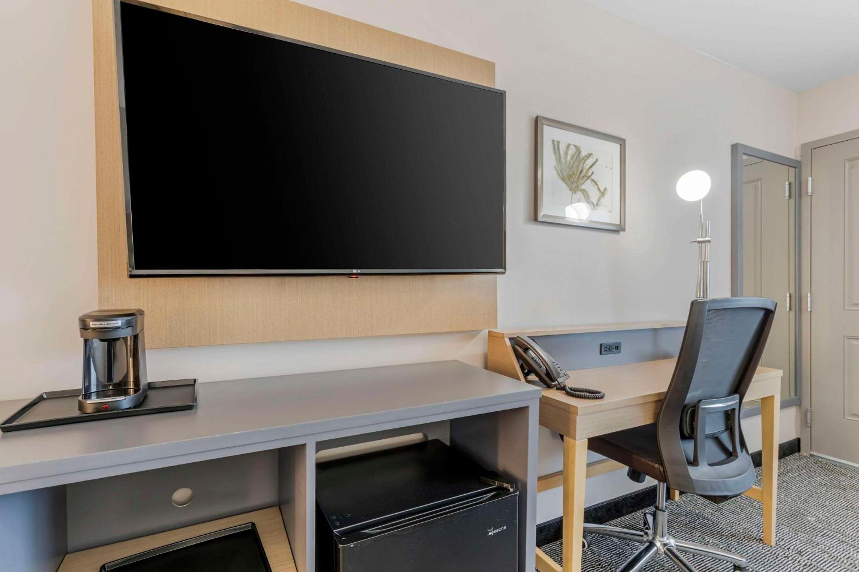 Vallejo Vacations - Country Inn Suites by Radisson, Vallejo Napa Valley, CA - Property Image 53