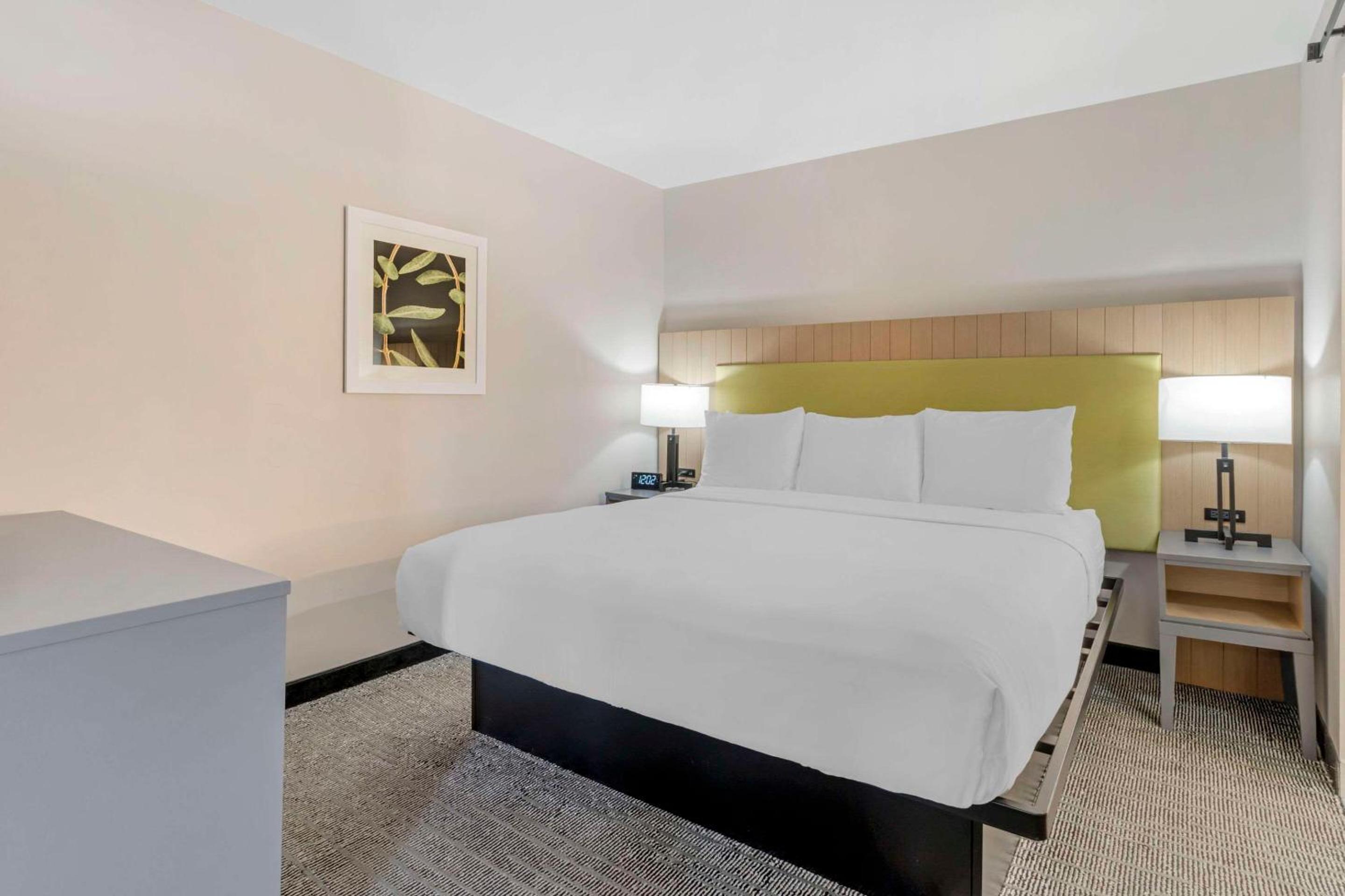 Vallejo Vacations - Country Inn Suites by Radisson, Vallejo Napa Valley, CA - Property Image 55