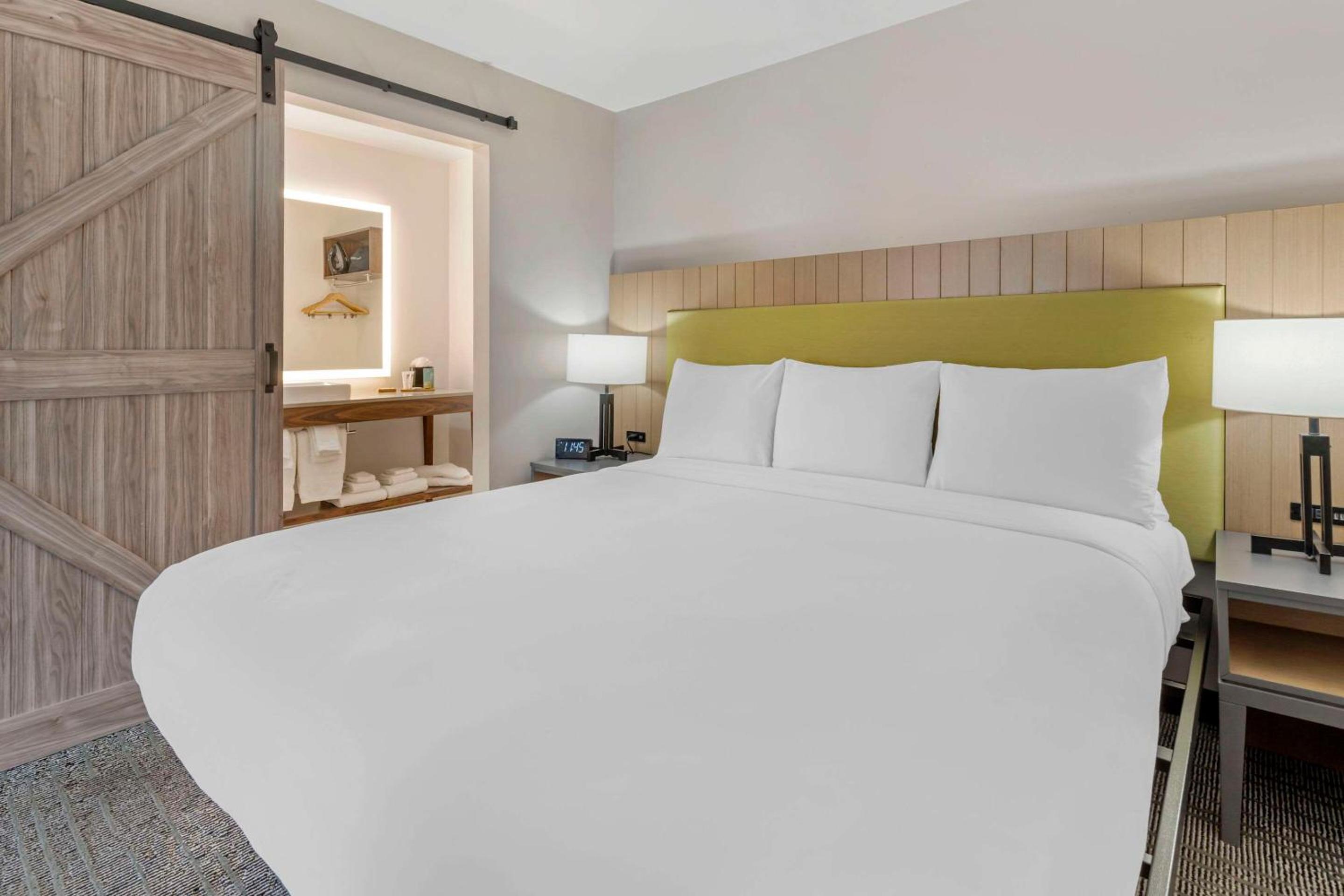 Vallejo Vacations - Country Inn Suites by Radisson, Vallejo Napa Valley, CA - Property Image 59