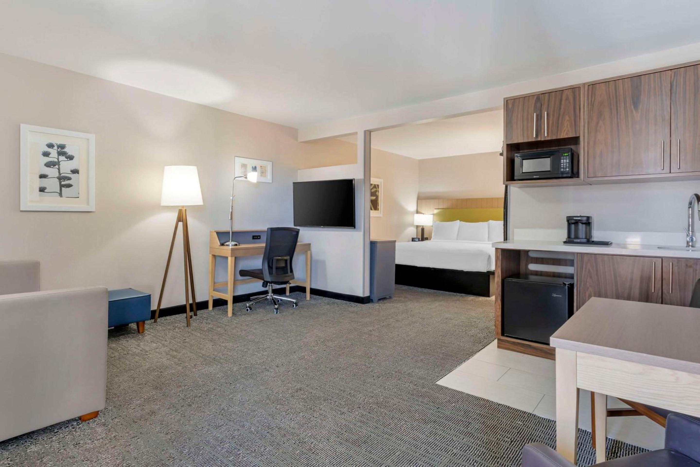 Vallejo Vacations - Country Inn Suites by Radisson, Vallejo Napa Valley, CA - Property Image 57